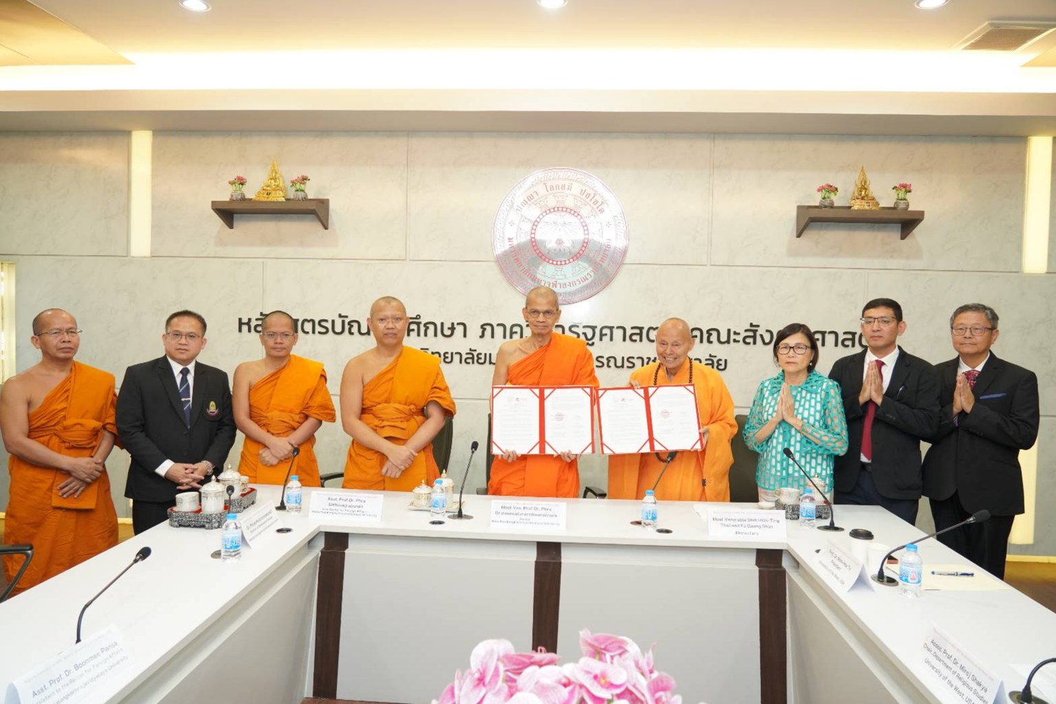 美國西來大學與泰國摩訶朱拉隆功大學簽訂教育合作備忘錄，中為摩訶朱拉隆功大學校長Most Venerable Professor Dr. Phra Brahmawatcharatheeracharn，右依序為為佛光山泰華寺住持心定和尚、西來大學謝明華校長、宗教學系主任Miroj Shakya教授、人間佛教研究中心主任郭守仁教授，左為泰國摩訶朱拉隆功大學副校長及院長。