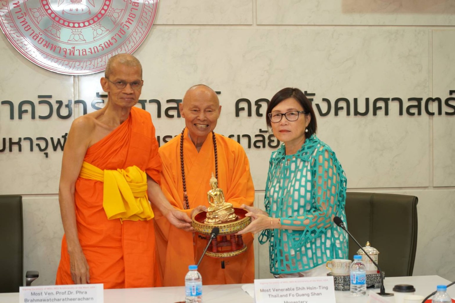 美國西來大學謝明華校長 (右) 接受摩訶朱拉隆功大學校長Most Venerable Professor Dr. Phra Brahmawatcharatheeracharn (左) 贈禮，中為佛光山泰華寺住持心定和尚。