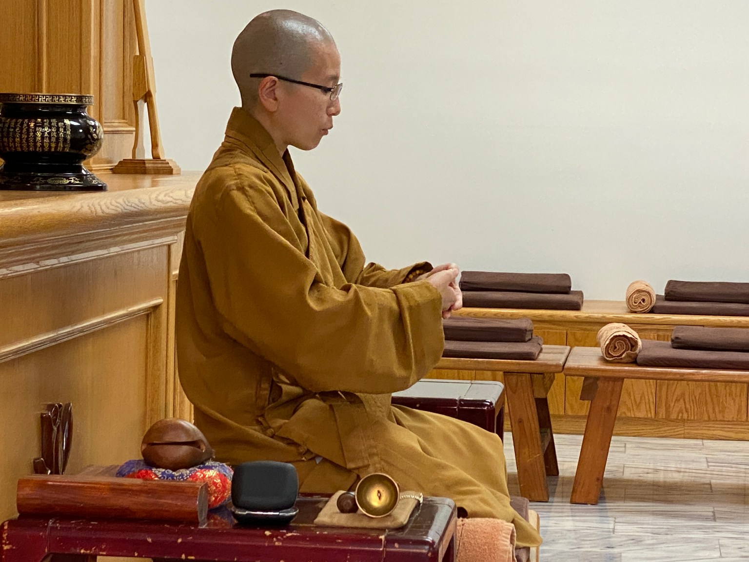 知行法師指導老師們禪修姿勢。