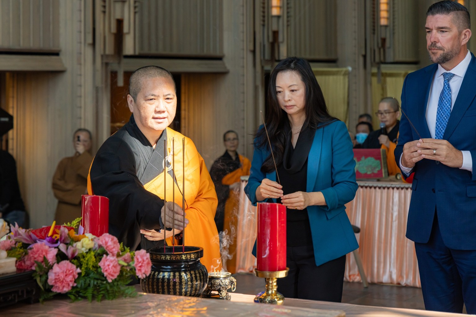 玫瑰崗紀念公園副總裁林佩璇（Michelle Lin）、新上任副總裁暨營運總監Greg Bradley、人力資源部經理Genesis Zapeda於佛前代表捻香。