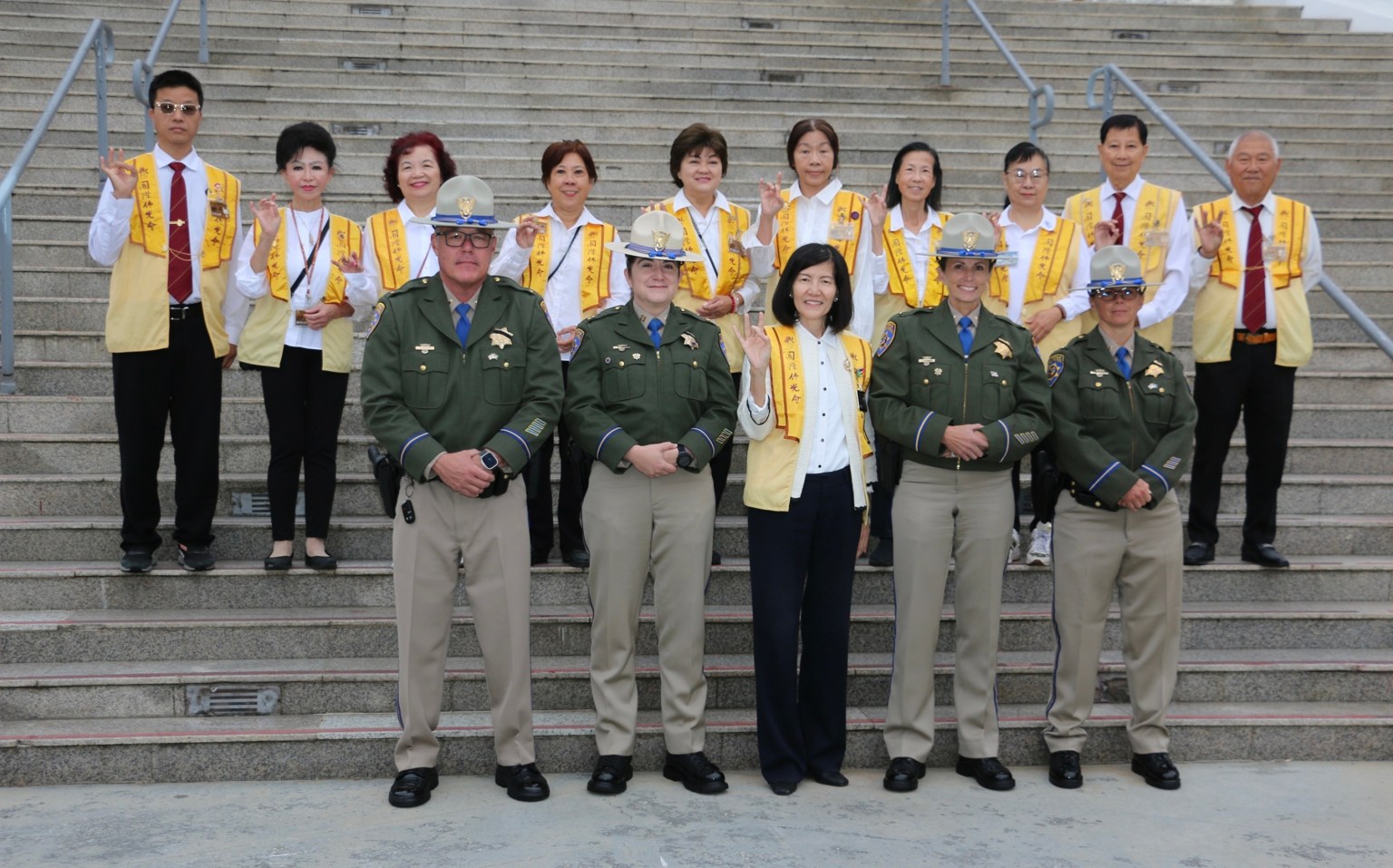 加州公路巡警（CHP）聖塔菲泉分局分局長Melissa Hammond(前排左2)等、蔡月琴會長(前排中)與佛光人合影。