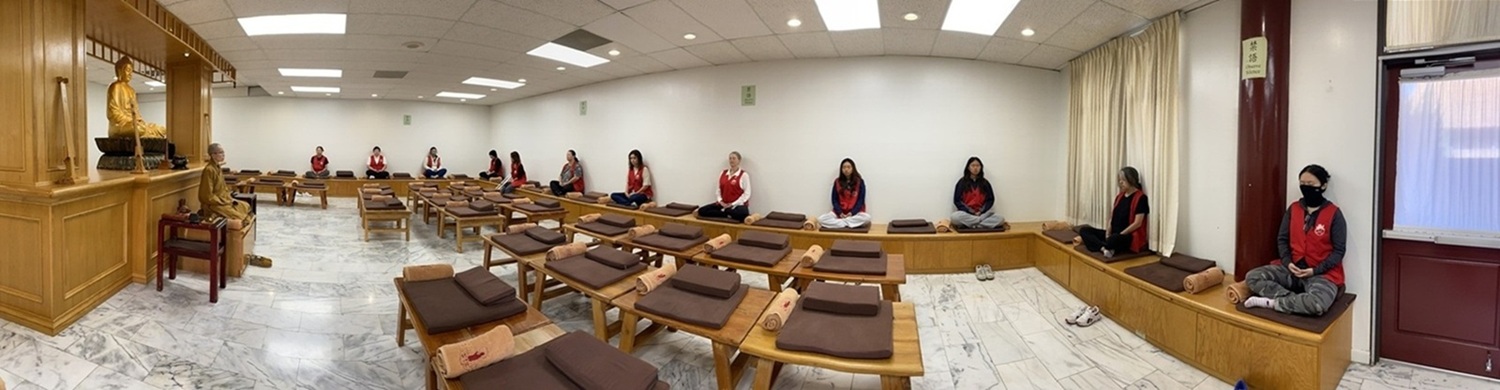 老師們於禪堂體驗坐禪。