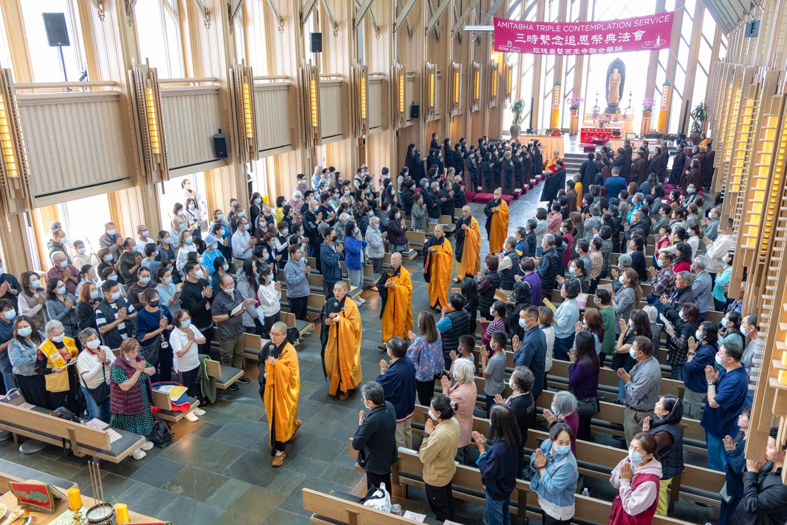 信眾虔誠參與，現場座無虛席。