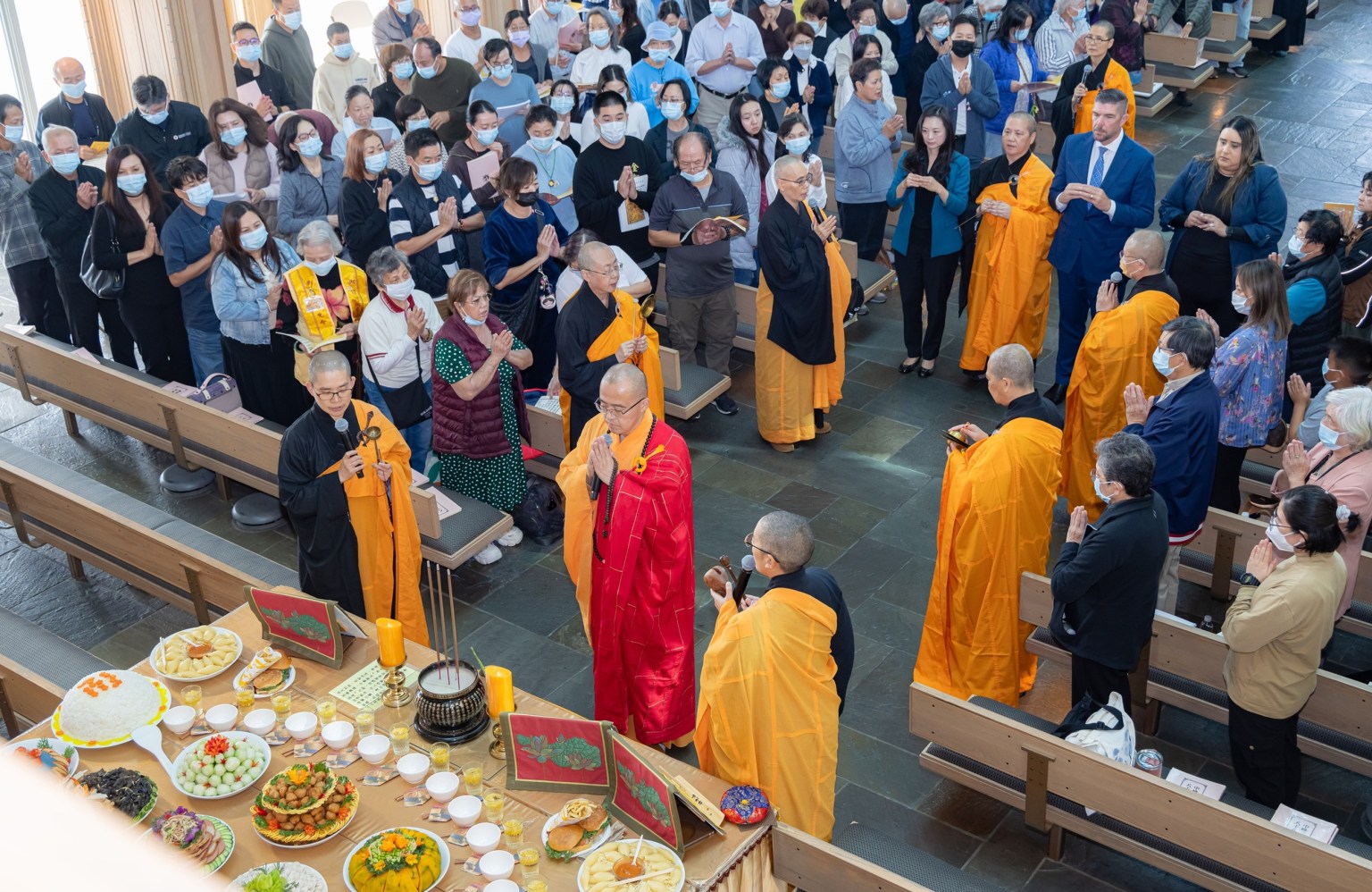 林佩璇（Michelle Lin）、Greg Bradley、Genesis Zapeda 於往生壇代表捻香。