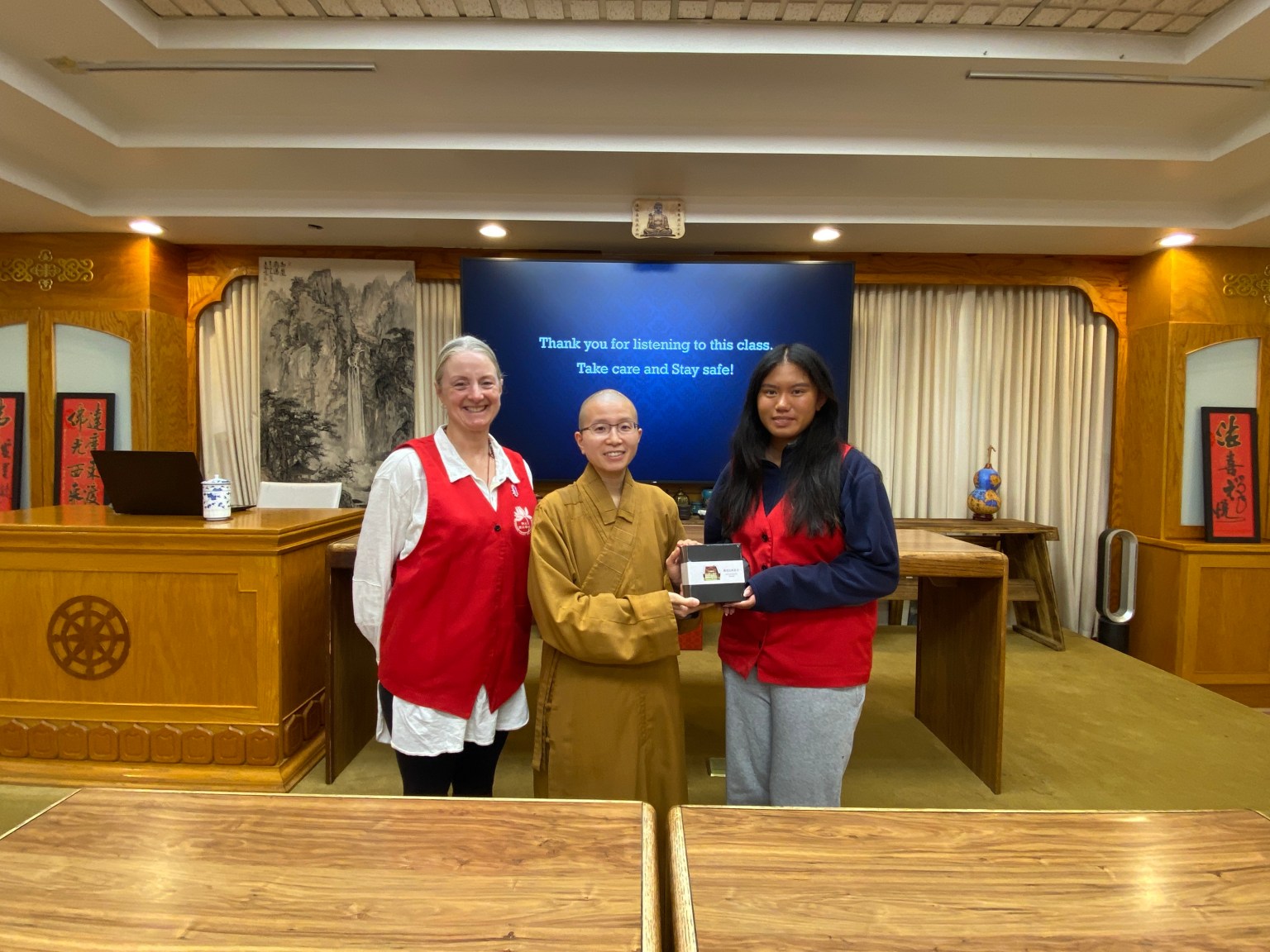 Ms. Barbara 及 Ms. Kayla代表學校贈送法師結緣品，以表感激。