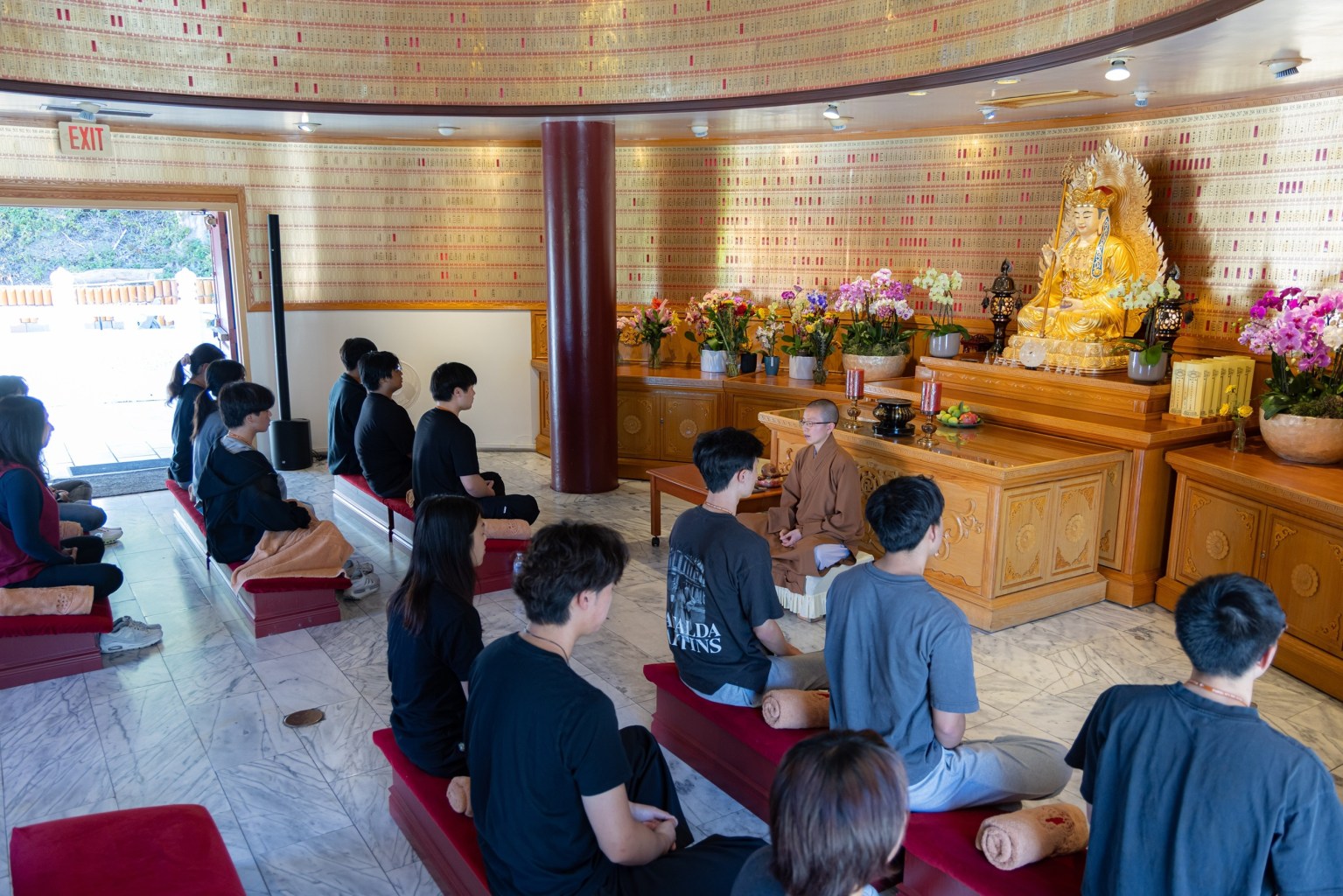 知行法師於懷恩堂指導「坐禪」，結合數息，引導學員培養澄明專注的心念。