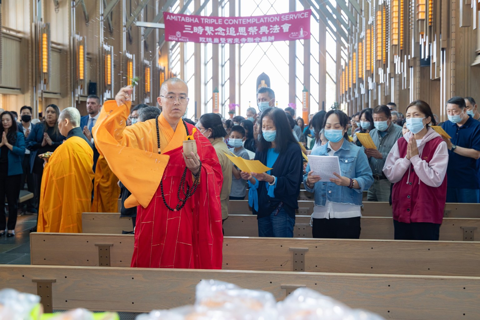 慧東法師於往生壇進行灑淨。