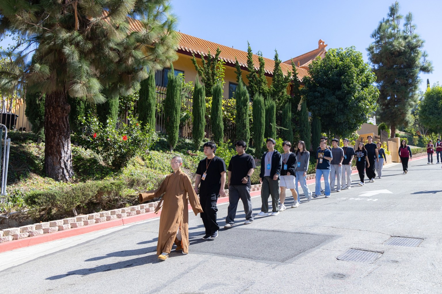 知行法師指導「行禪」。