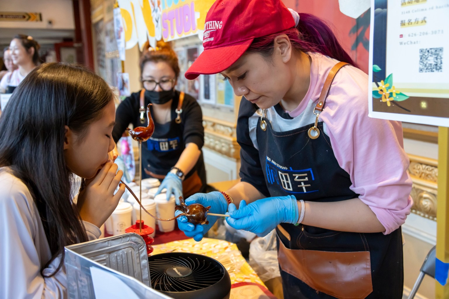 傳統吹糖藝術吸引大小朋友圍觀，創作出各式可愛造型，充滿節慶氛圍。