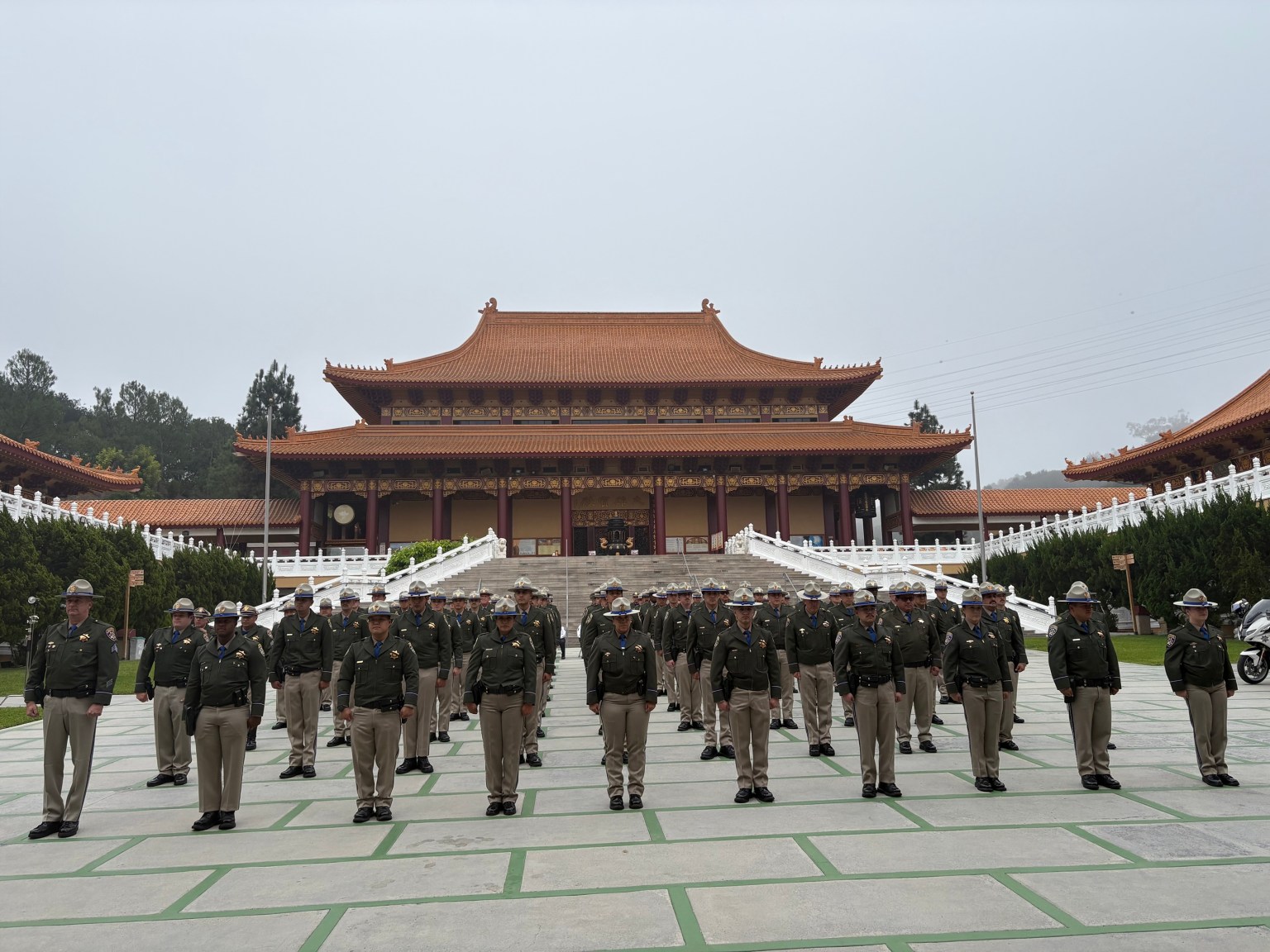 受檢閱的警察已準備就緒。
