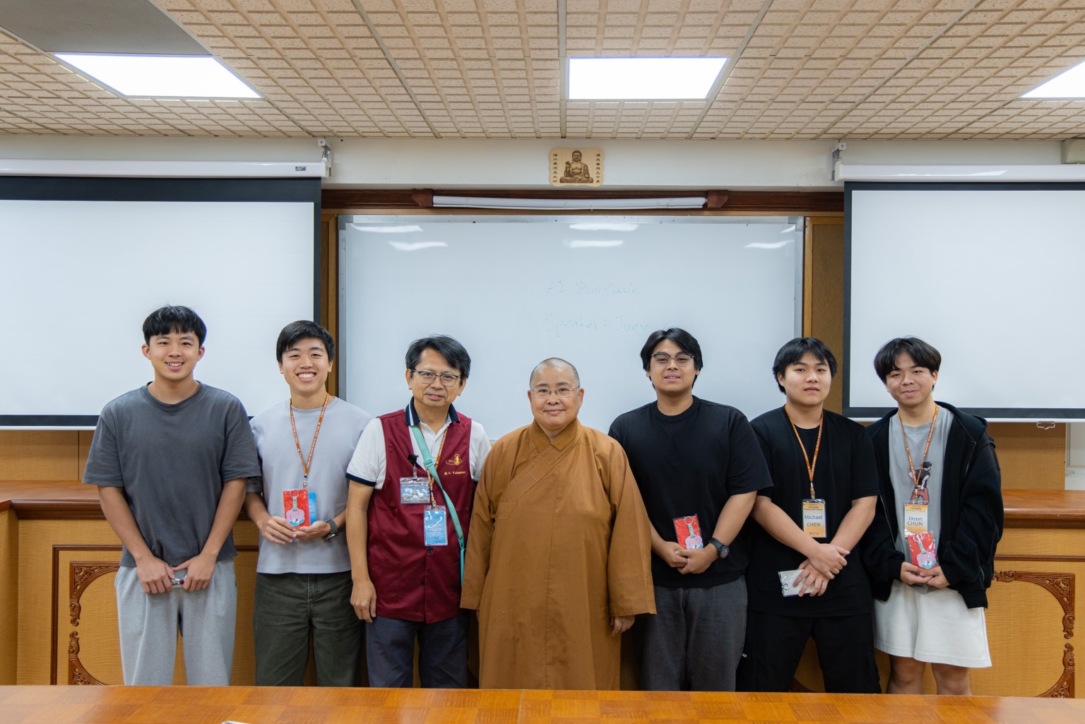 國際翻譯中心主任依超法師(中)為團體組報告第1名Ryan Chu組頒獎及合影。