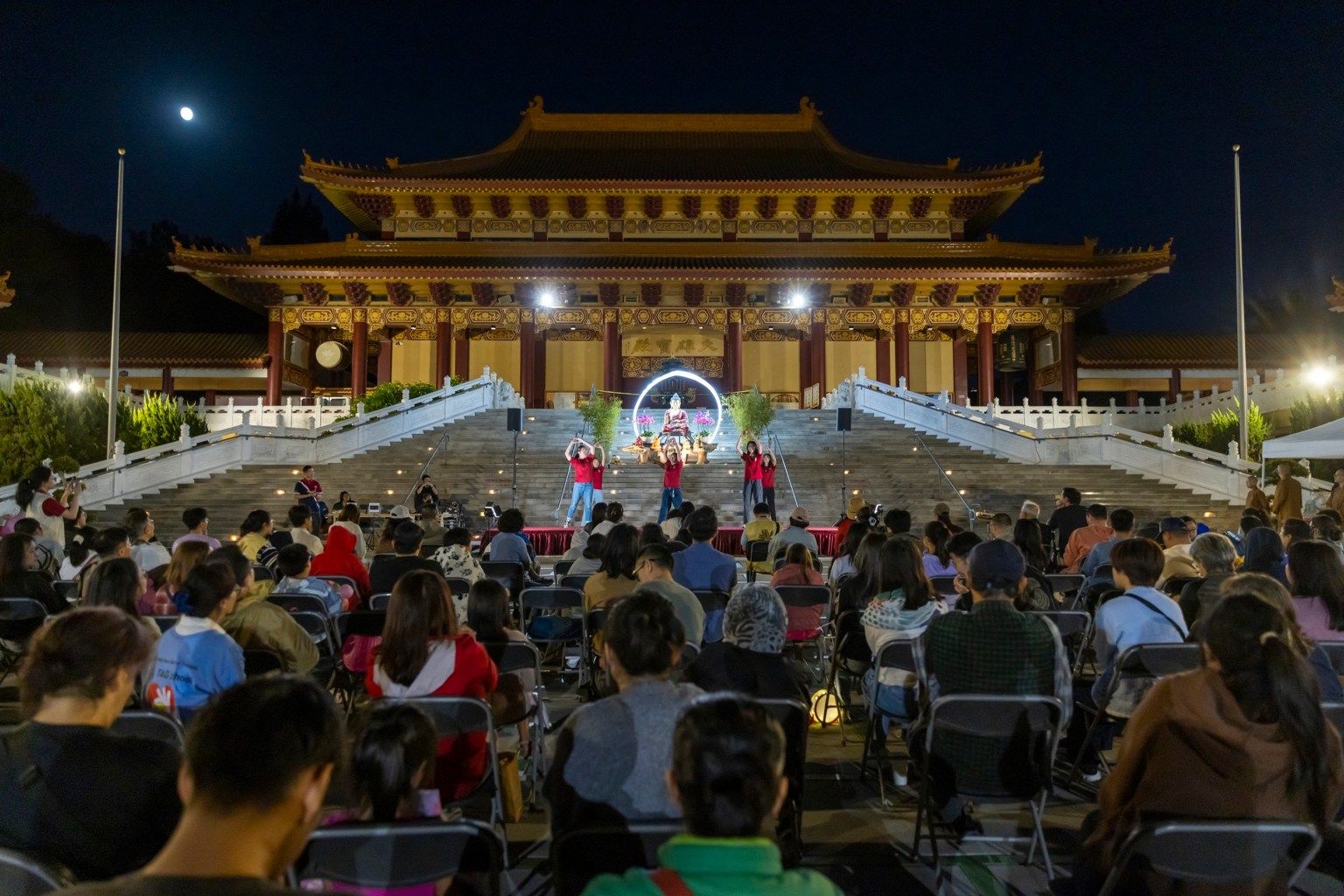 洛杉磯佛光青年一團六位團員帶來2025年國際佛光青年幹部會議大會舞蹈〈一起飛翔〉，展現青春活力。