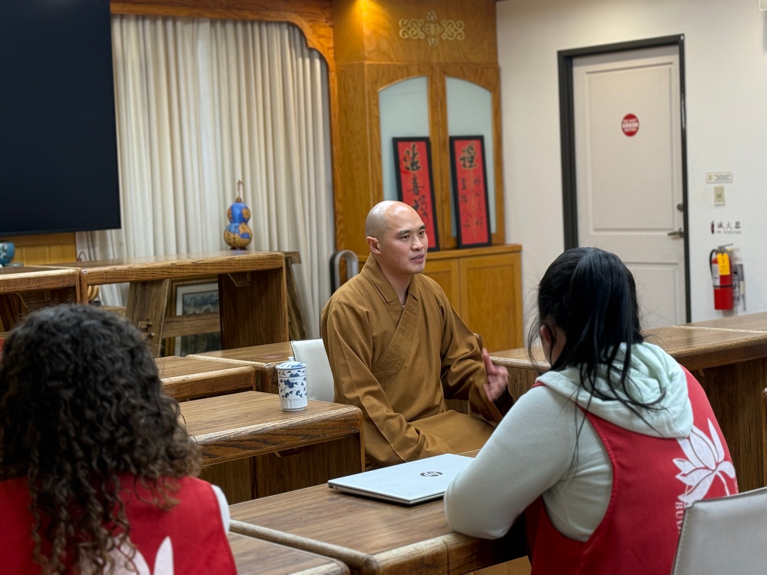 慧澄法師與老師們討論三好學園與佛光西來學校在教育推廣上的異同與挑戰。