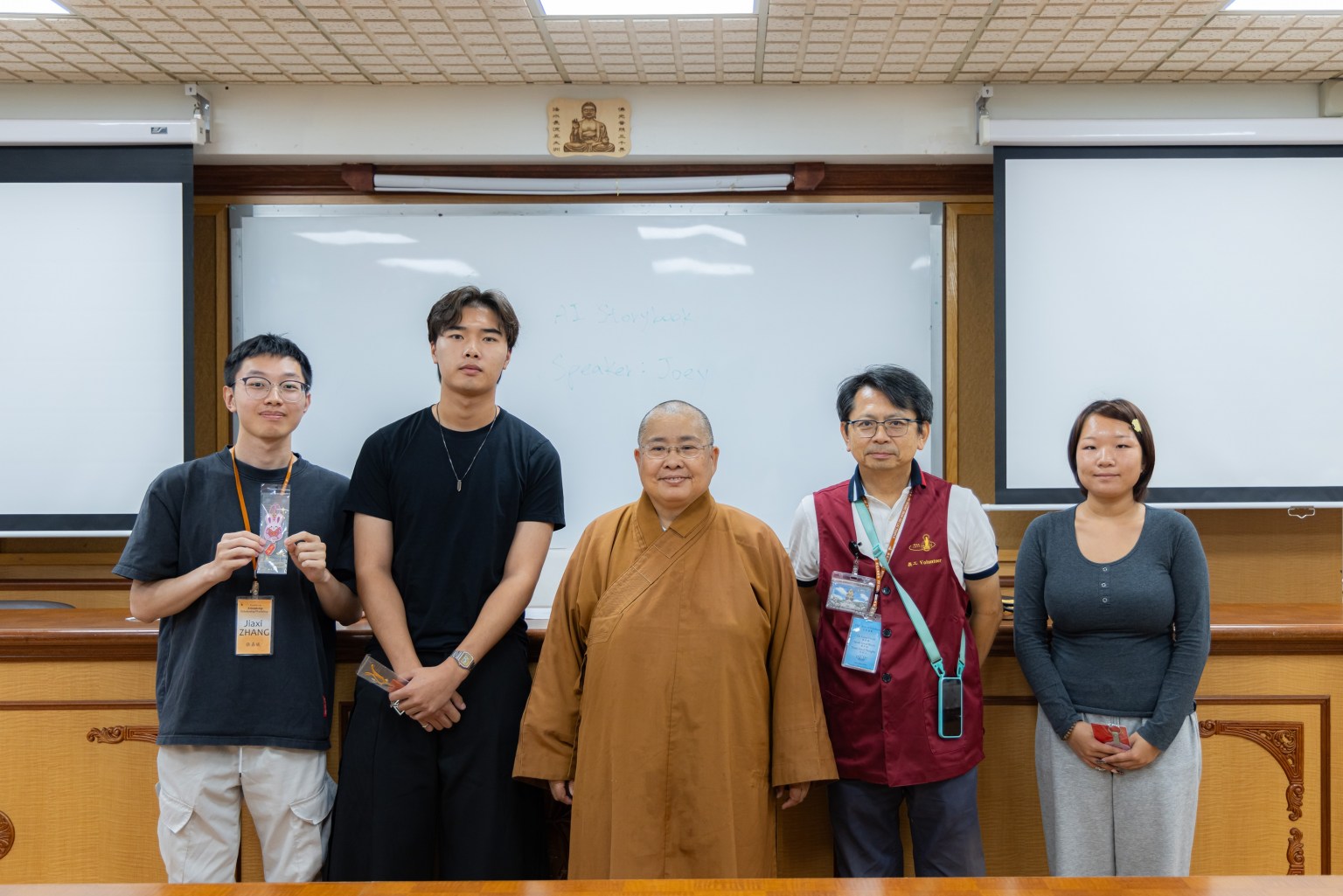 依超法師(中)為團體組報告第二名Jiaxi Zhang組頒獎及合影。