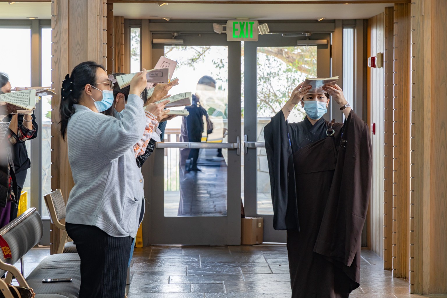 護壇組引導信眾問訊。