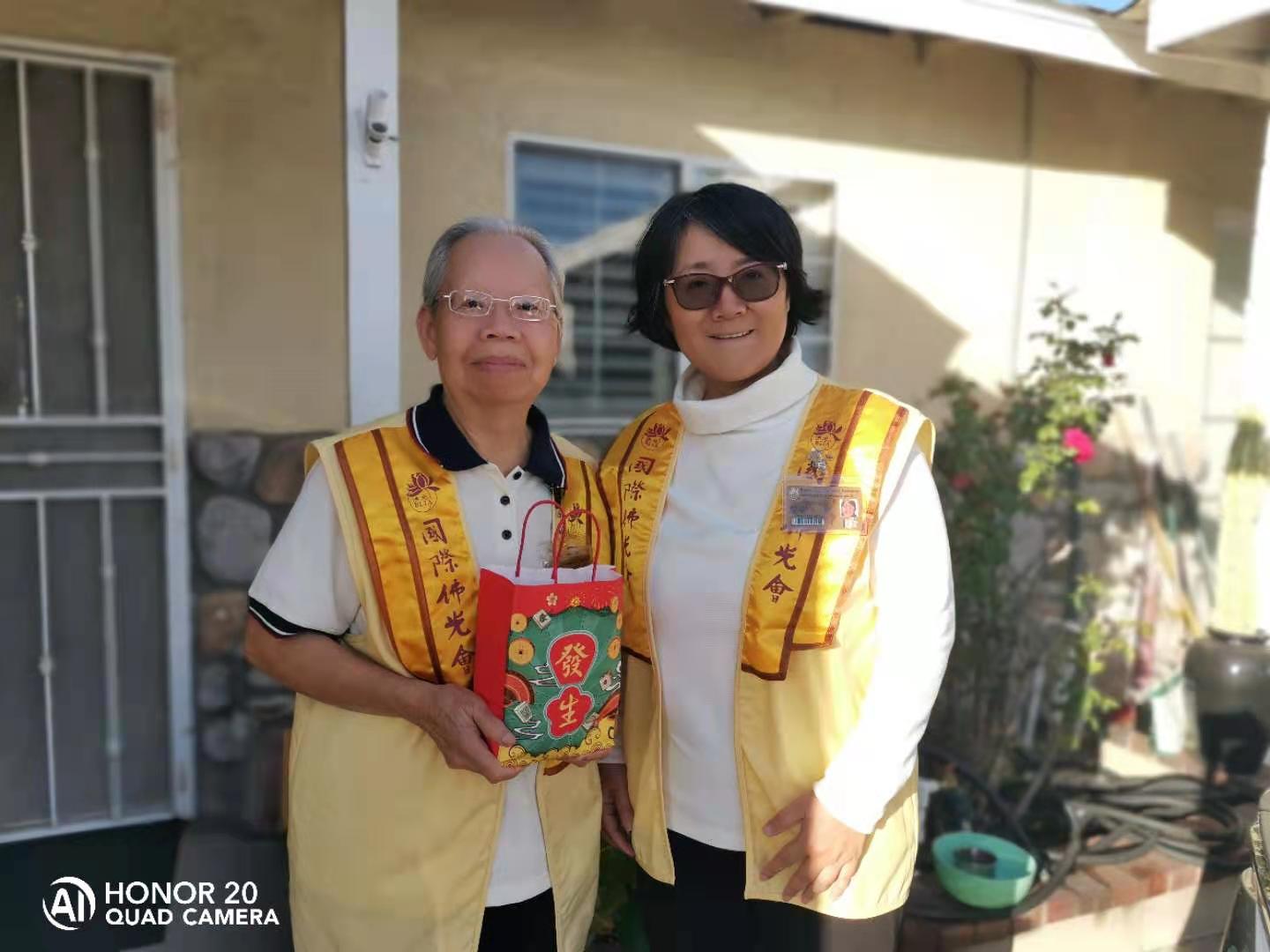 分會幹部親自上門探訪年長的會員李素珍，表達關心和中秋祝福。