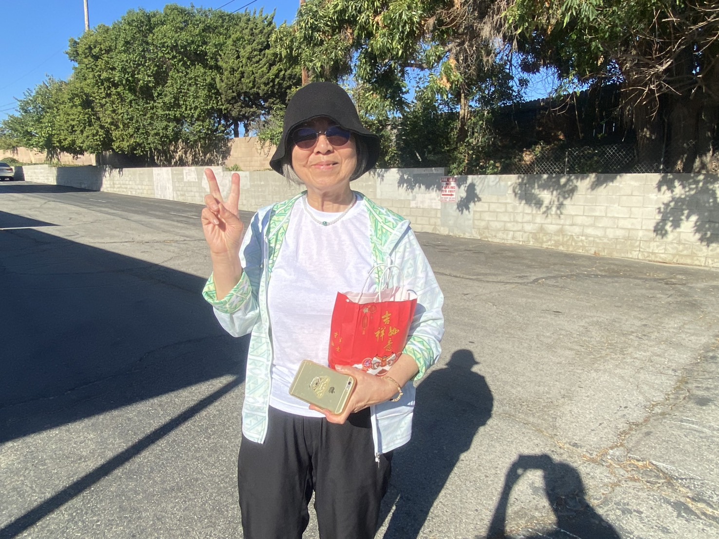 分會幹部前往會員宮台華府上送上中秋祝福。