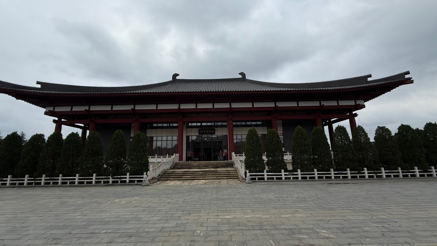 鑒真圖書館的主樓外觀,是一座仿唐式四合院的建築。