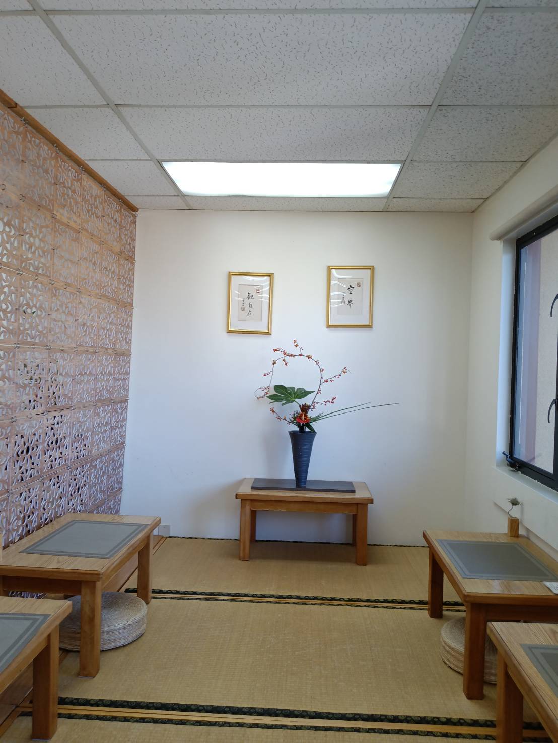 會員李素珍下午在客堂休息，並誦經藥師佛，誦經之後目光落在客堂內的一盆莊嚴的花，花旁書有「觀自在」「空界」四字。那一刻，心中湧起難以言喻的法喜與感恩，深覺佛菩薩的慈光加被。