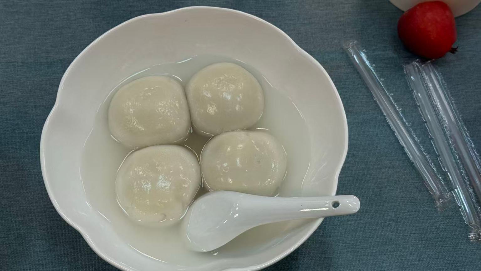 午齋時,常住特別準備了大師家鄉風味的「揚州大糰子」,大家驚喜又感動,讚歎其美味,更感受到其中蘊含的溫暖與法喜。團子也代表了大家一起回家和團圓。