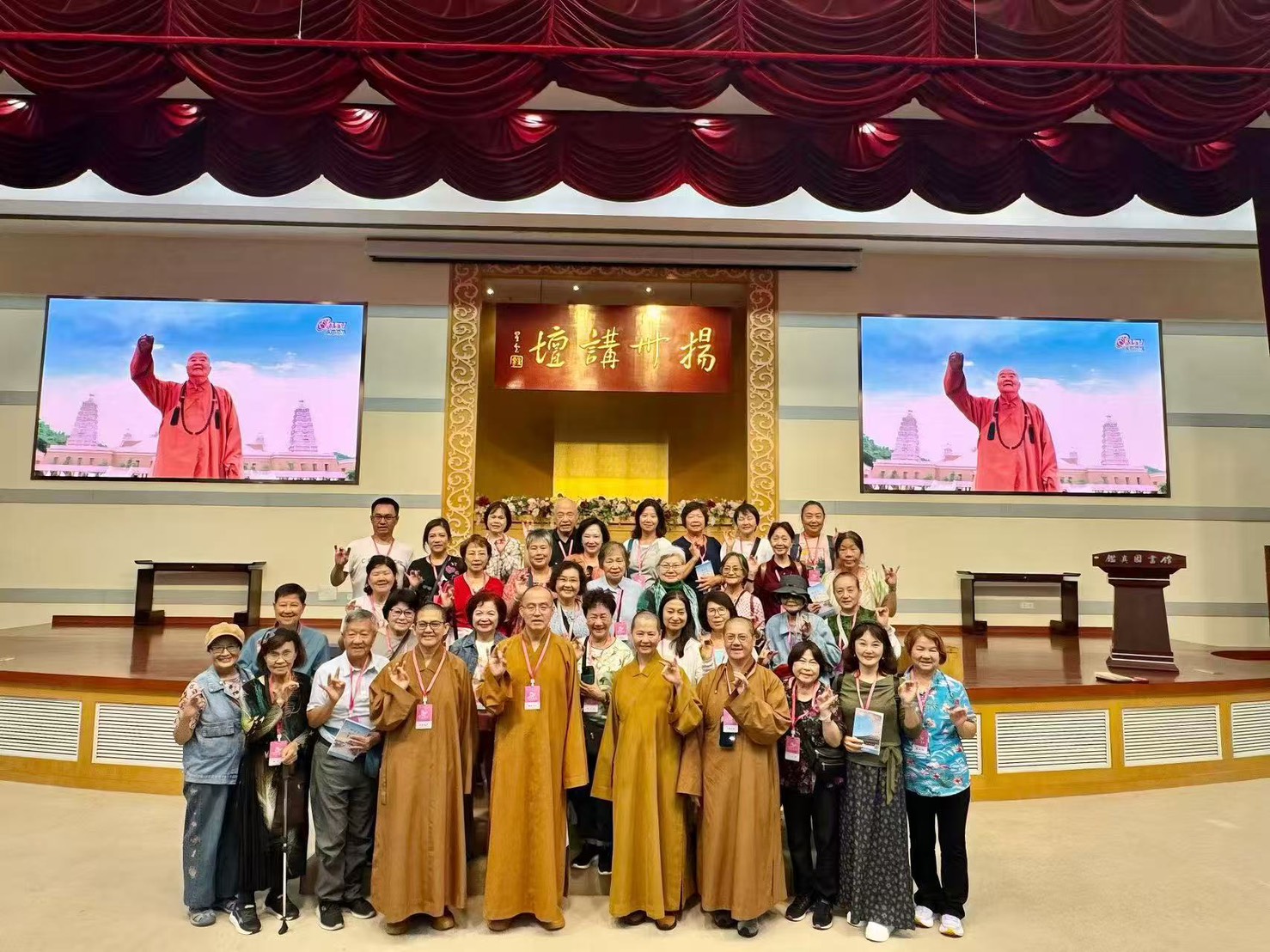 在二樓的報告廳內合影