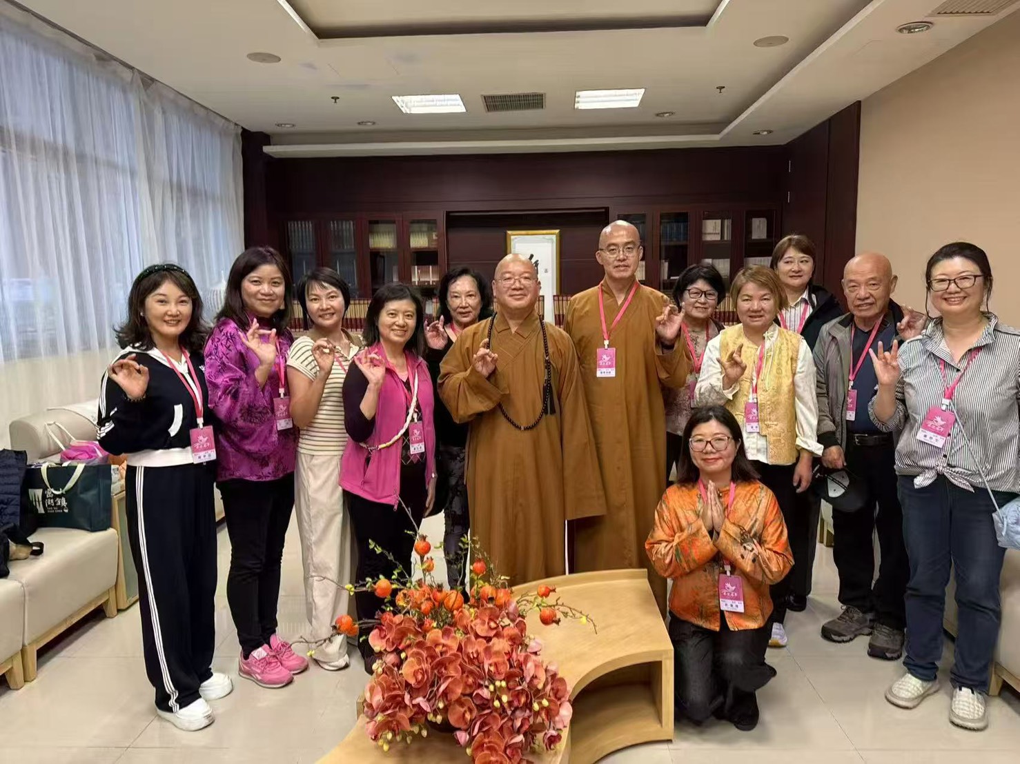 洛杉磯協會佛光人和佛光山宗長心保和尚在下午請法之後大合影 。