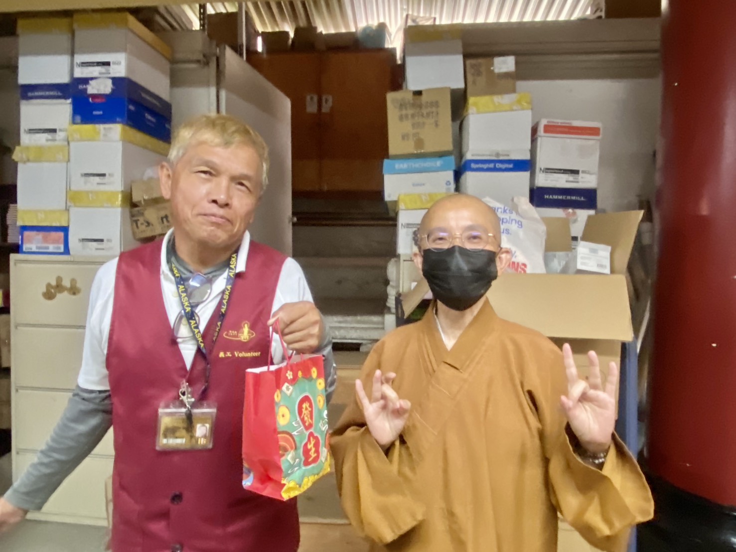 輔導法師覺妙法師為長期在道場服務做義工的會員李延明送上中秋祝福。 李延明感謝分會的心意與覺妙法師的讚歎與鼓勵。