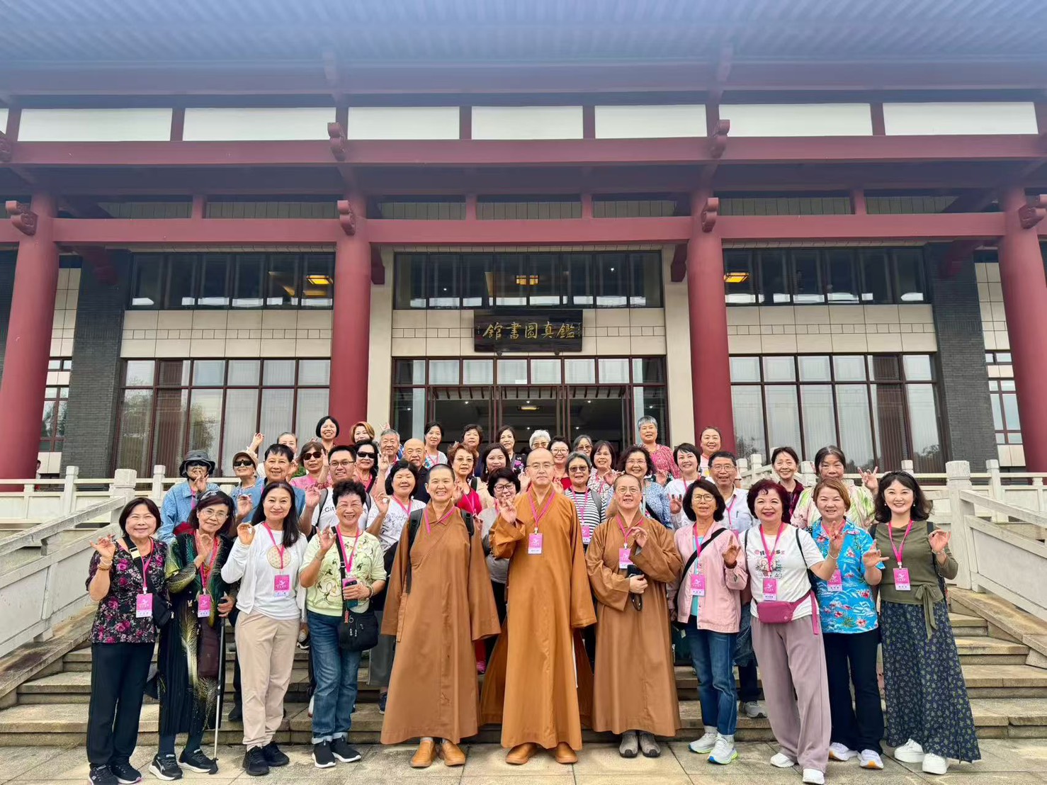 大家在圖書館外的大合影