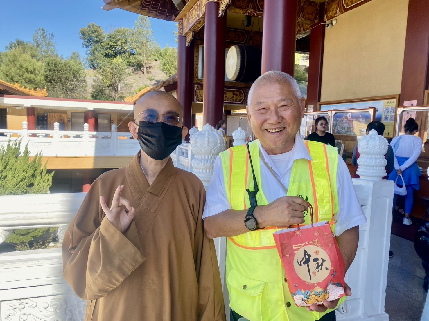 輔導法師覺妙法師為長期在道場服務做義工的會員喬延寶送上中秋祝福。喬師兄表示分會贈送的月餅不僅傳遞了節日的祝福，更讓他感受到分會滿滿的關愛。他也特別將月餅分享給一同做義工的夥伴們，共結善緣、同沐法喜。