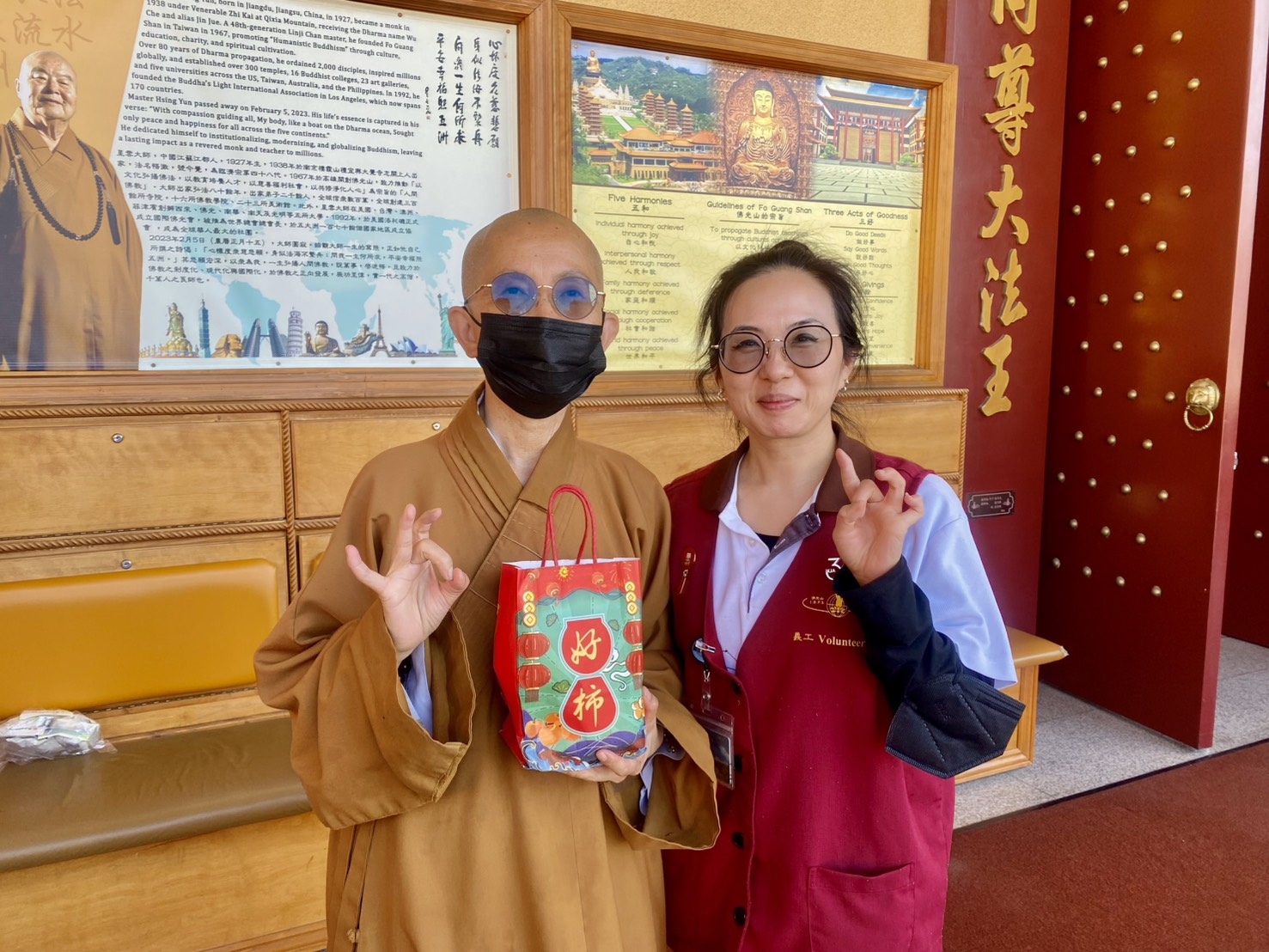 輔導法師覺妙法師為長期在道場服務做義工的會員黃齡慧送上中秋祝福。