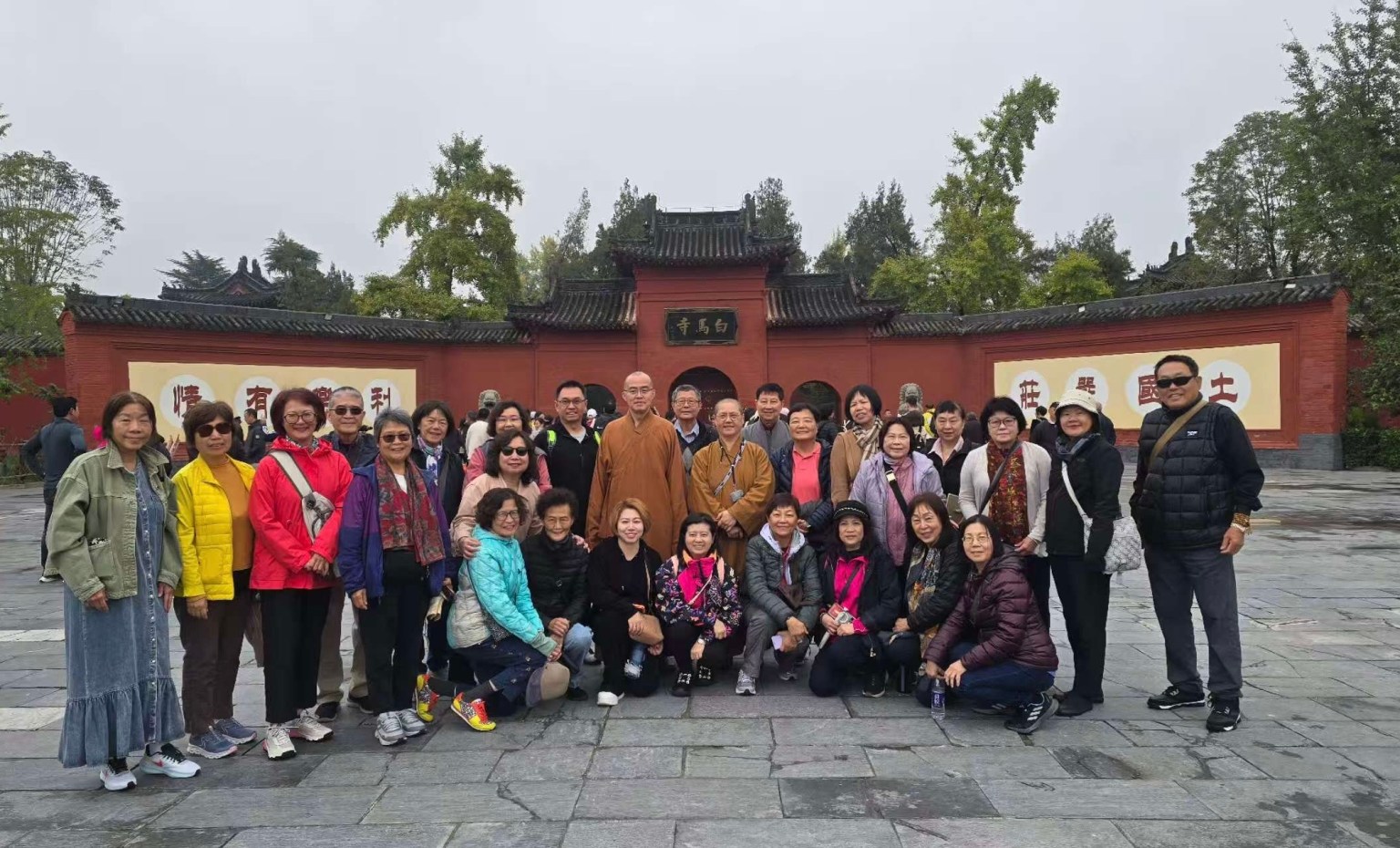 河南省洛陽城白馬寺門前合照