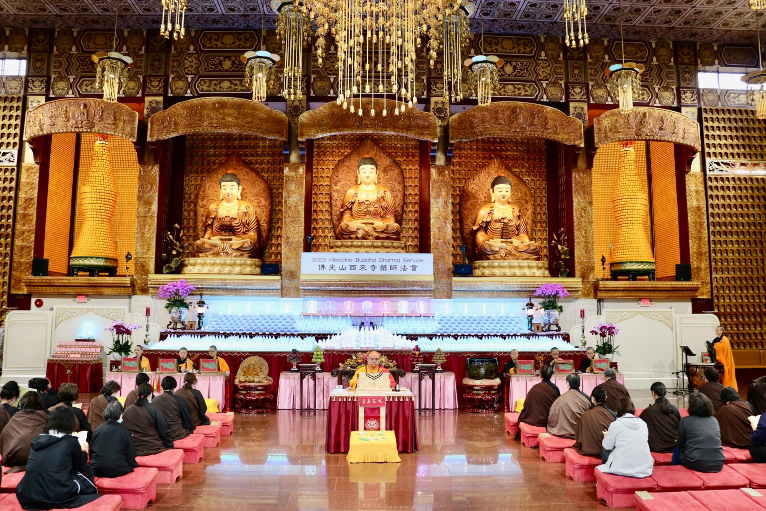 佛光山西來寺於北美時間 11 月 14 日（週四）舉行藥師法會第二天的共修，現場與線上近 250 位信眾同時參與，在佛號聲中攝心安住。