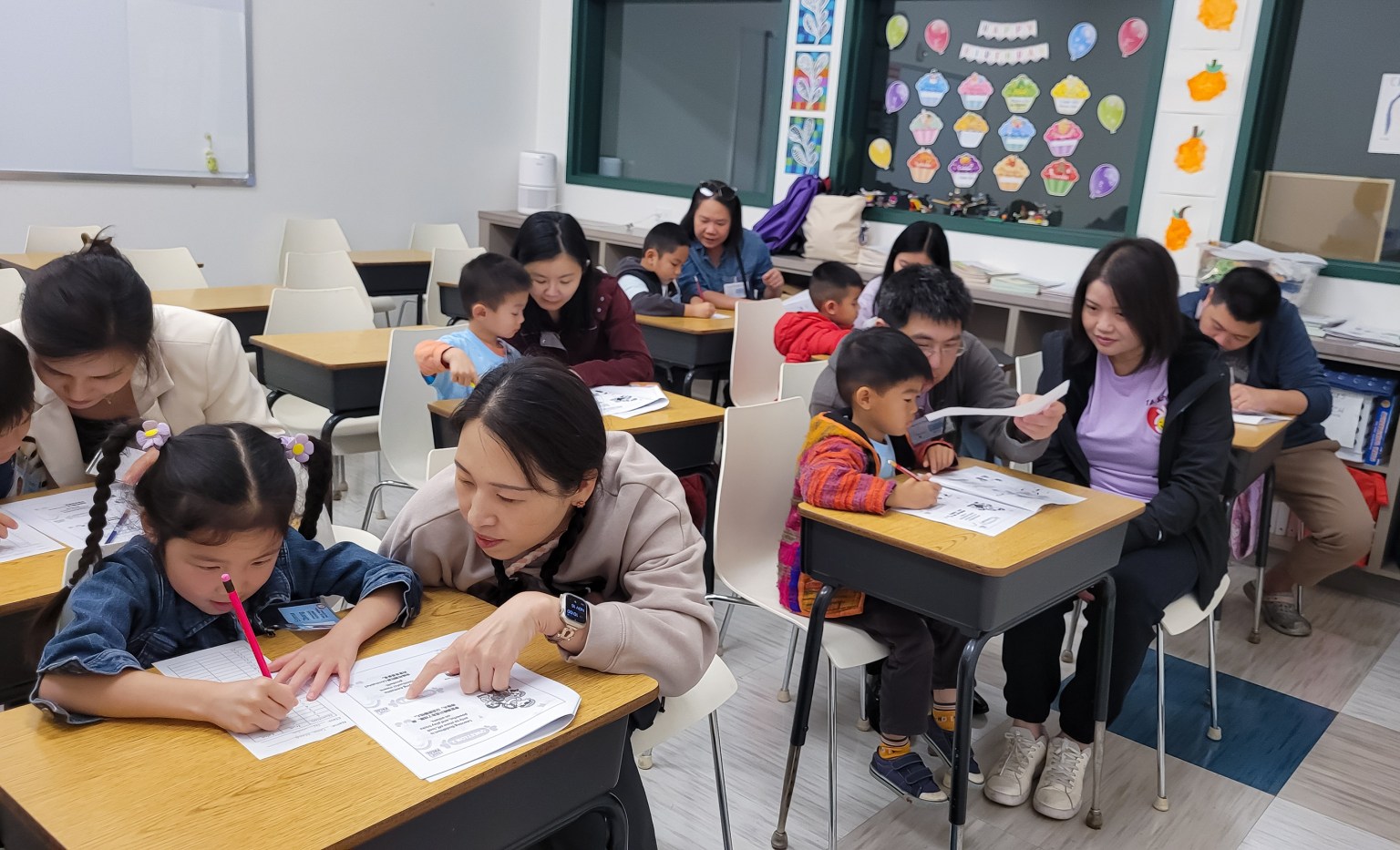 學前班（Preschool）考場中，父、母親為子女解說考題。