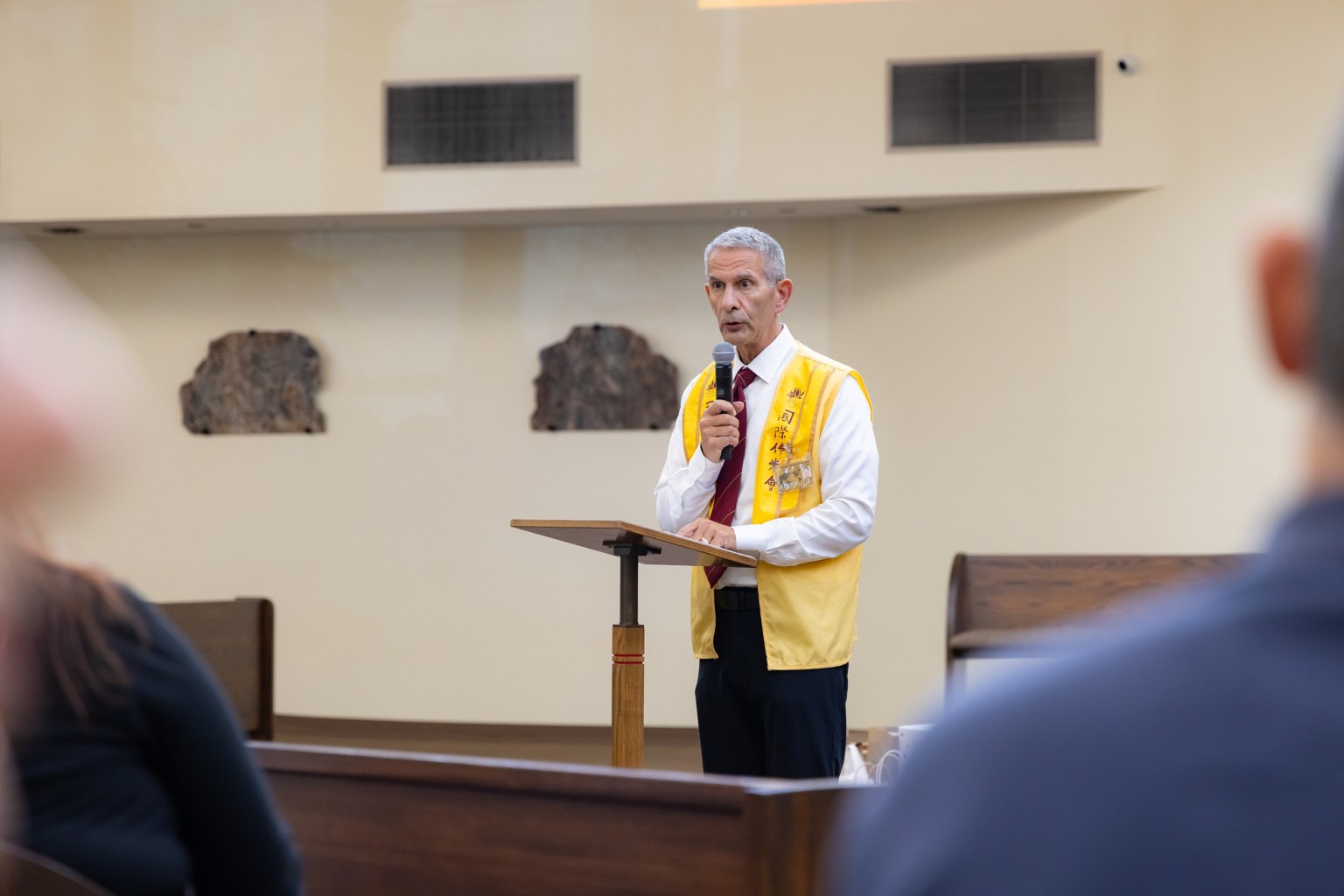 佛光山西來寺代表Neal Golub分享英文版〈感恩的人生〉。