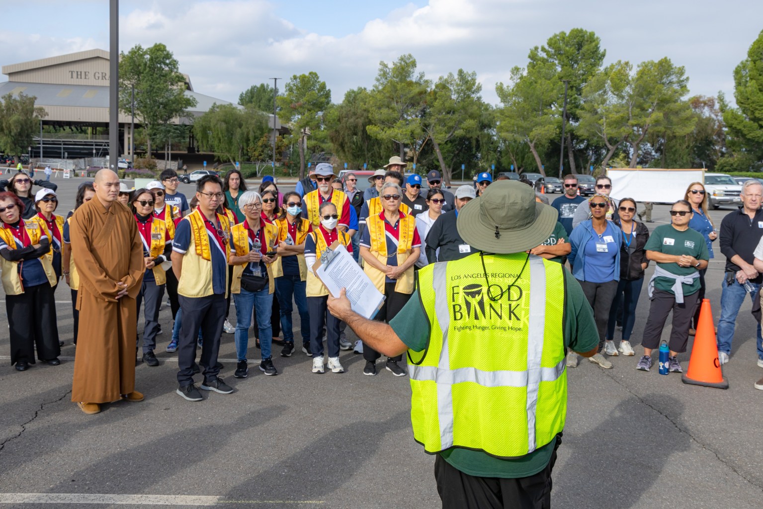 食物銀行工作人員向佛光人說明工作流程及注意事項。