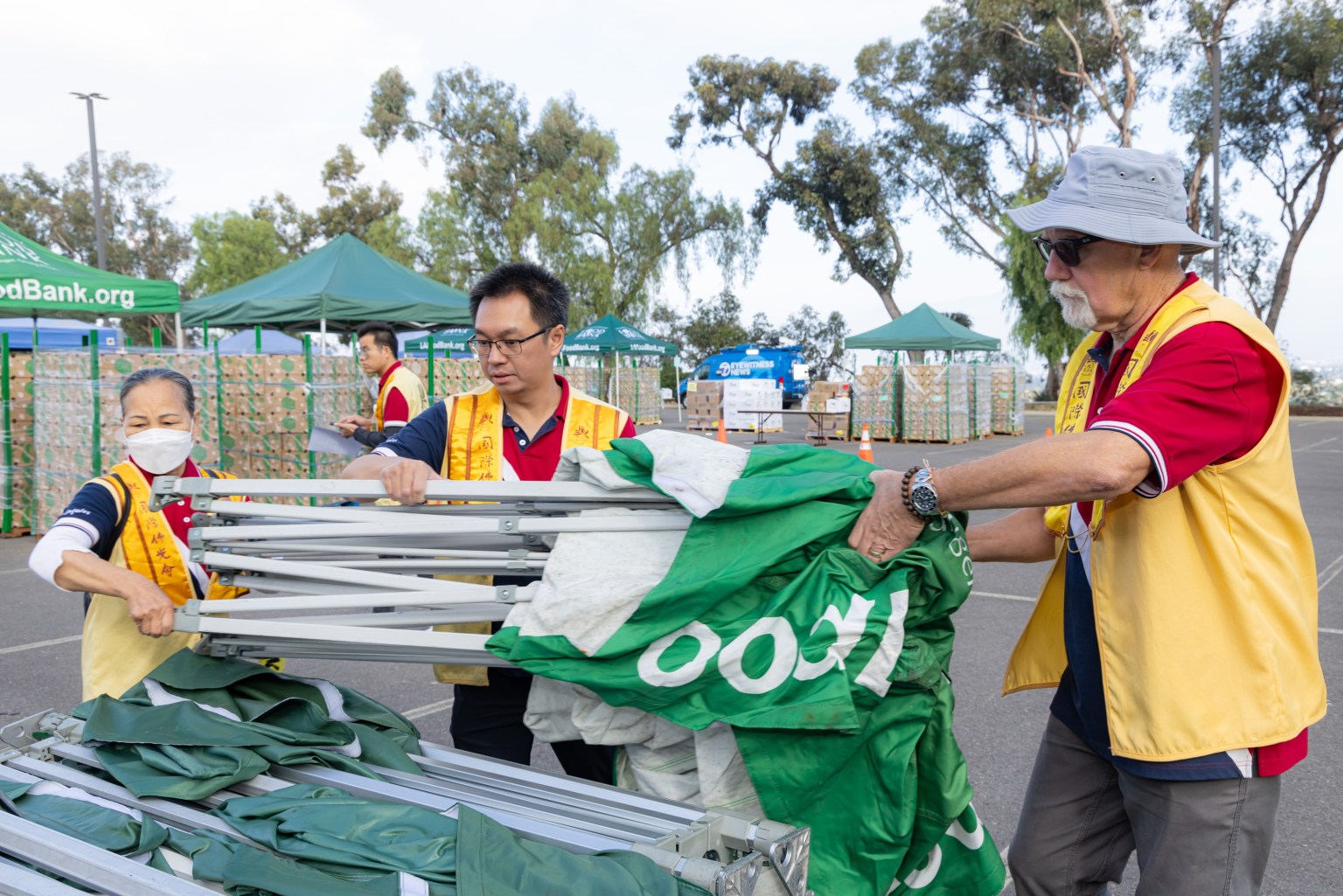 洛杉磯協會23位佛光人協助佈置場地，搬運、打包、發放食物包。