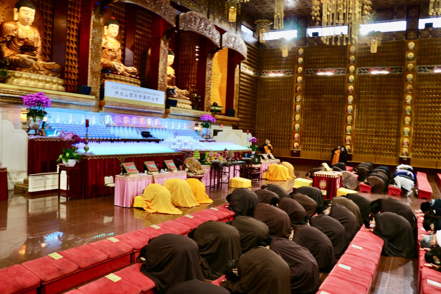 法會開始前，大眾虔誠禮佛三拜。