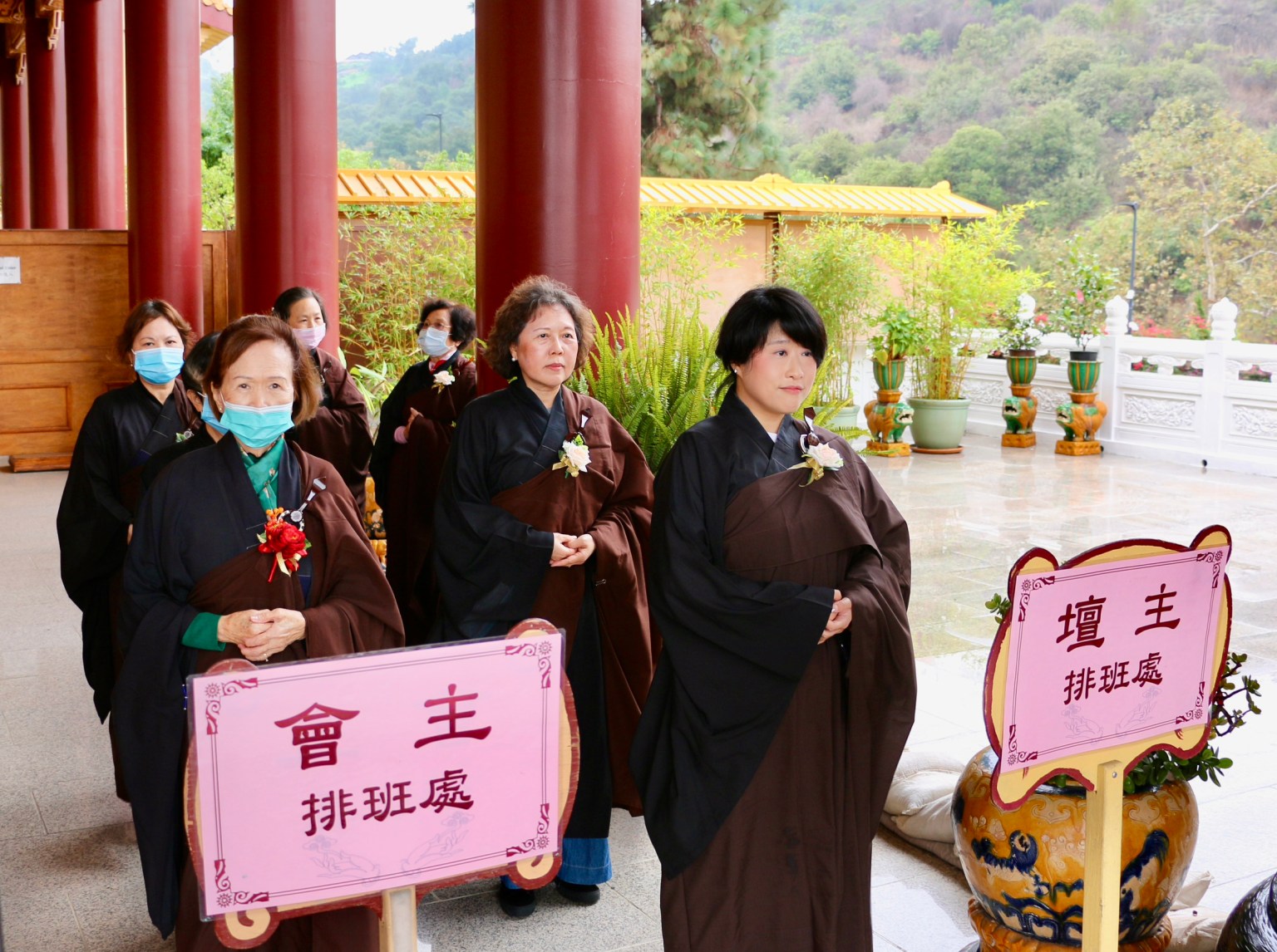 七佛、會主、壇主功德主於大雄寶殿外依序排班。