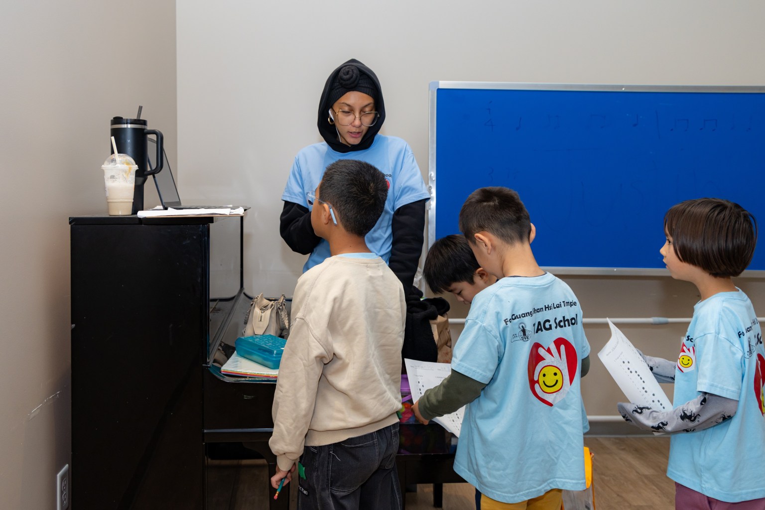 考試完畢，學員們開心交卷。