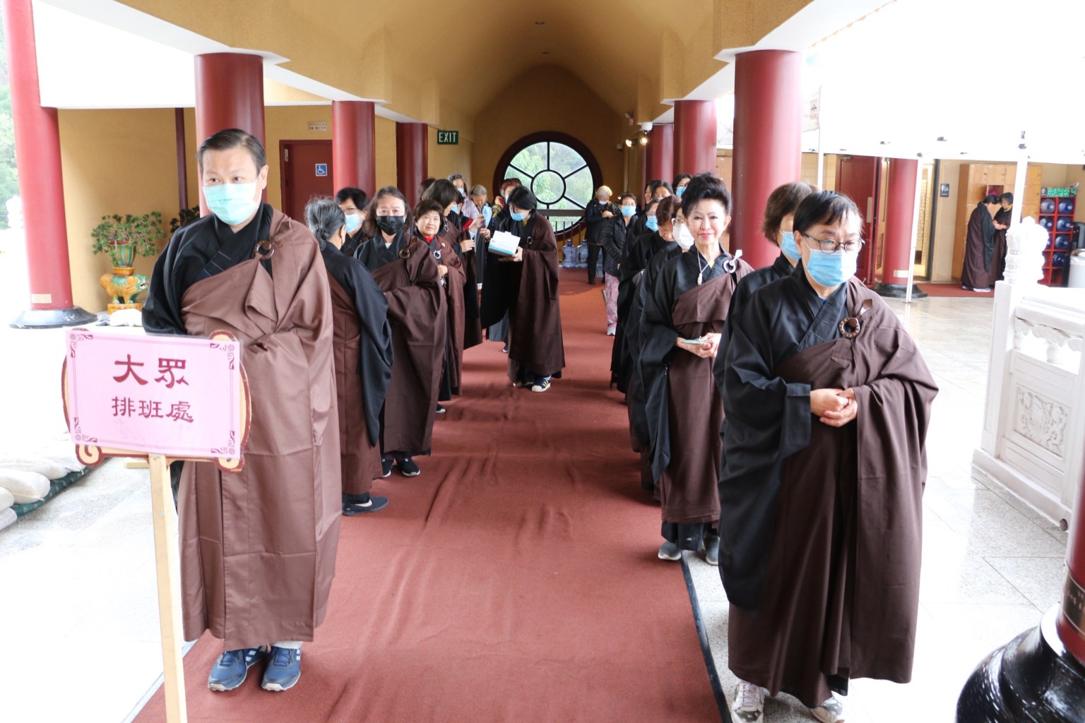 懺主、藥師燈、琉璃燈、隨喜燈等大眾於大雄寶殿外依序排班。