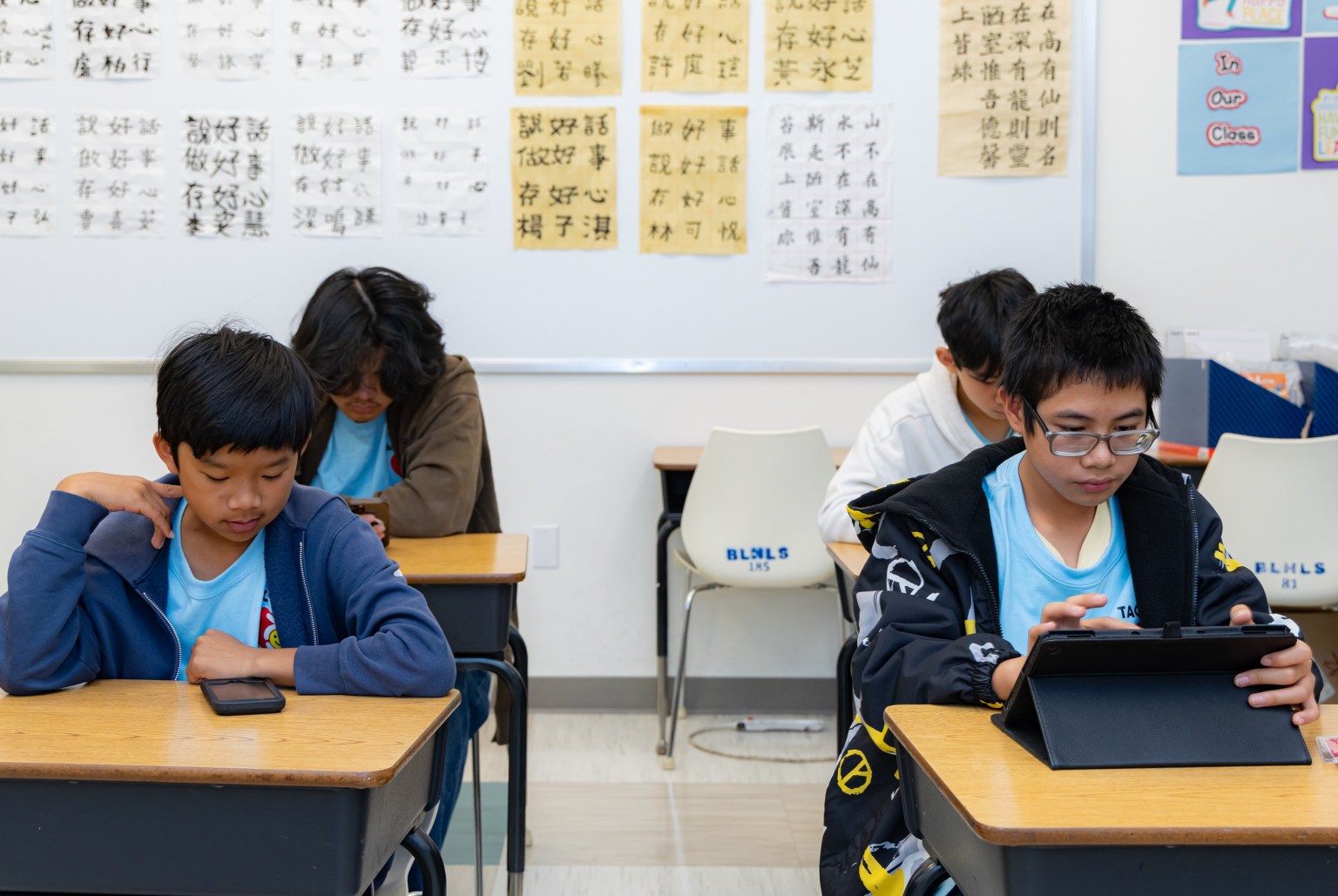 少年班（Junior）及青少年班（Youth）透過手機、平板或筆電使用 Kahoot 線上答題。