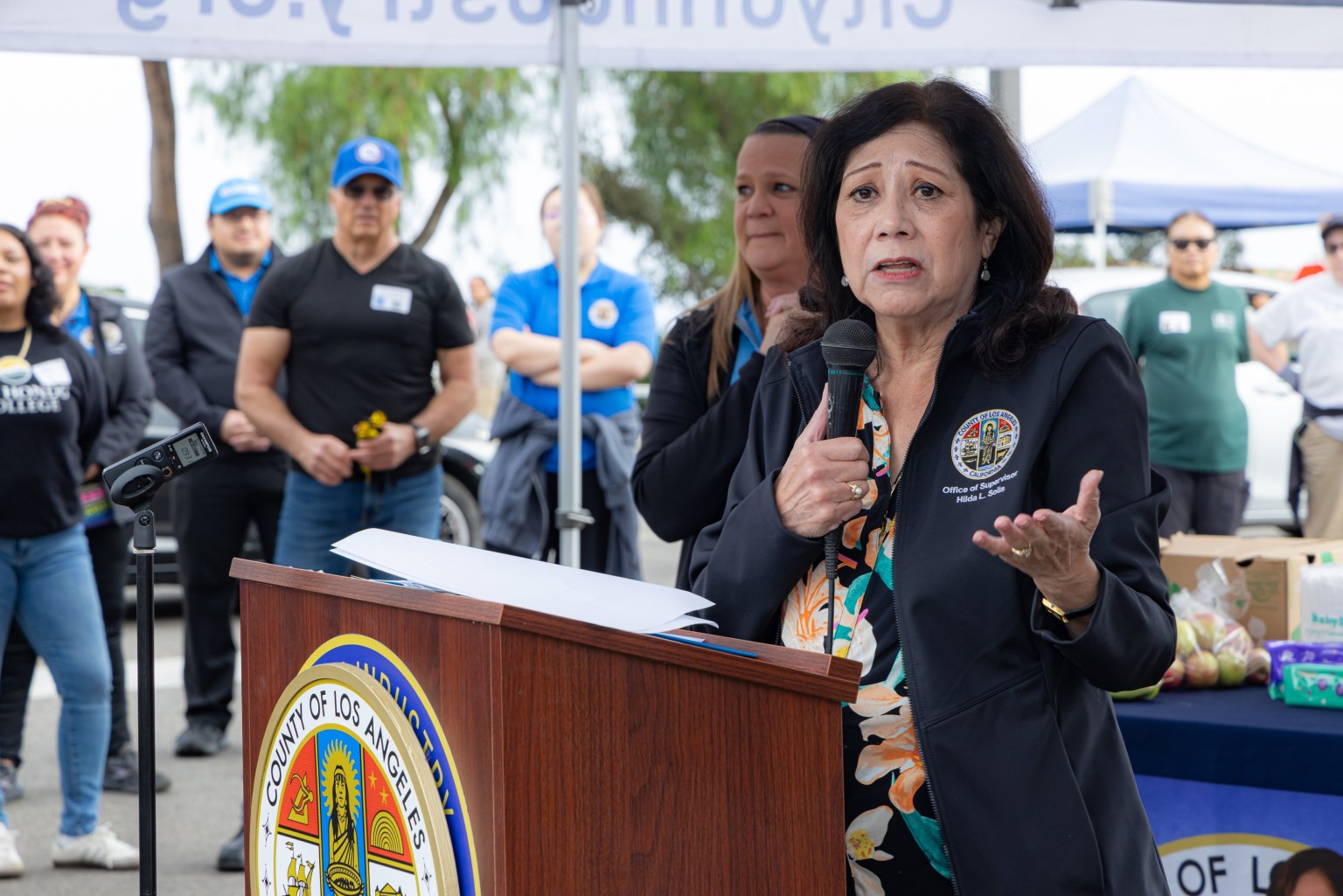 洛杉磯縣第一區縣政委員Hilda L. Solis則指出，現場排隊人潮綿延近一英里，顯示需求迫切。