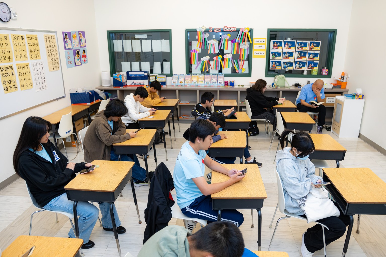 少年班（Junior）及青少年班（Youth）透過手機、平板或筆電使用 Kahoot 線上答題。