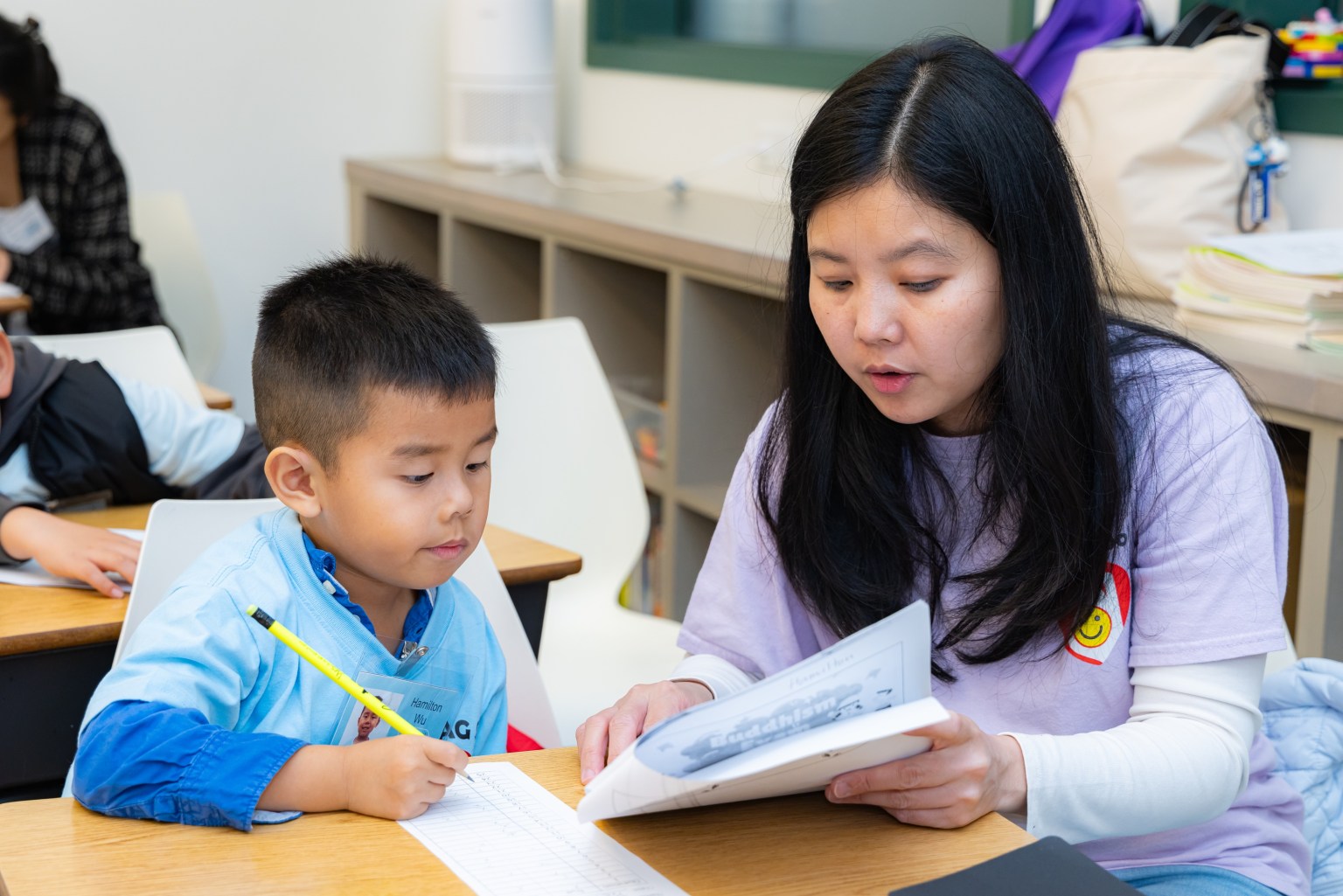 母親為子女解說考題。