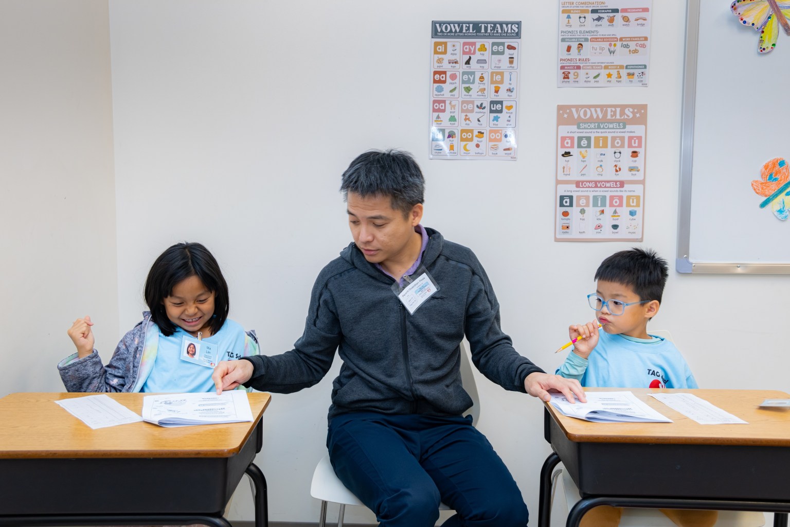 父親為子女解說考題。