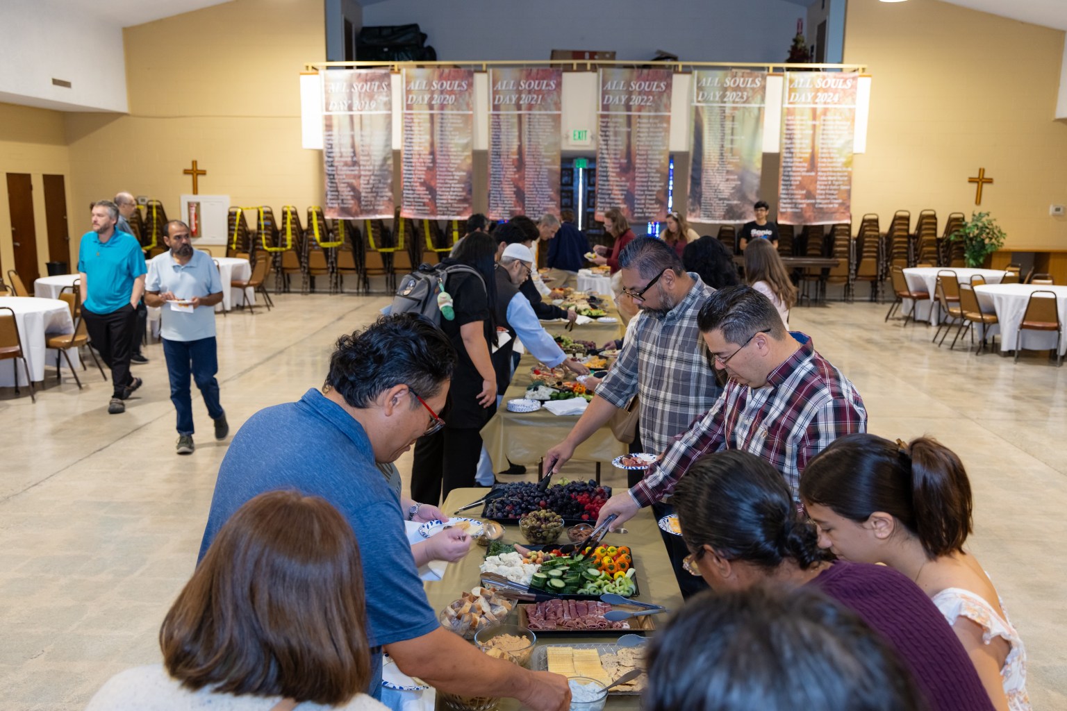 各宗教代表及與會大眾於教堂大廳一同享用感恩餐宴。