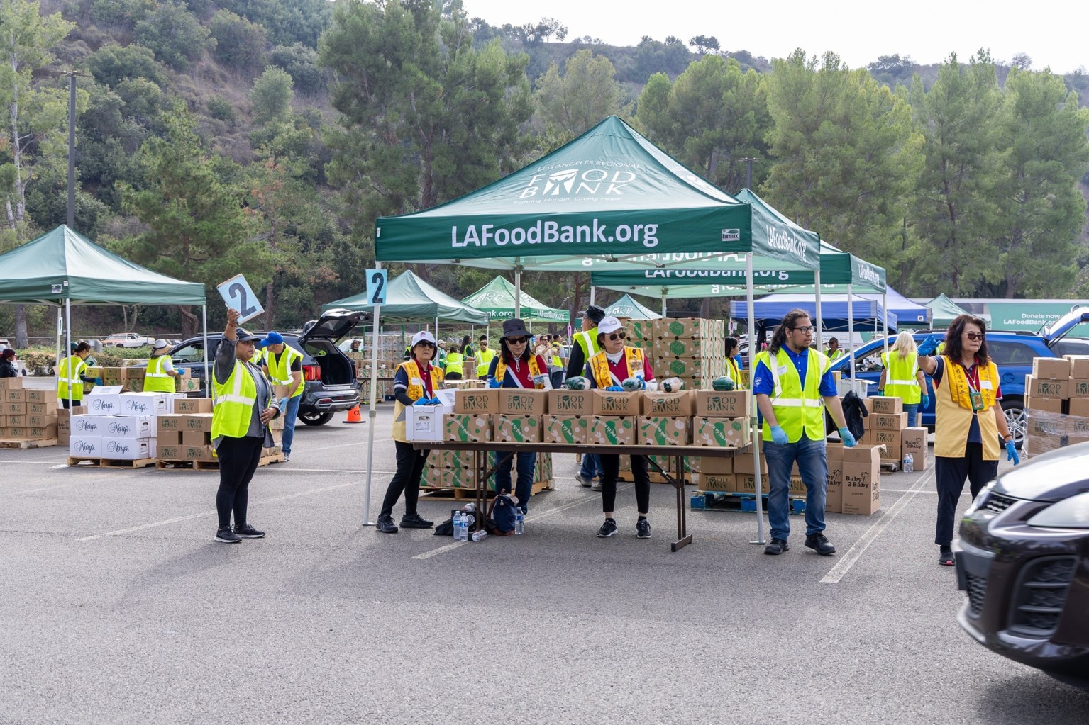 每戶家庭可領取約46磅的食物包，包含新鮮蔬果、雞肉、乾糧與嬰兒用品，讓居民帶著安心與感激回家。