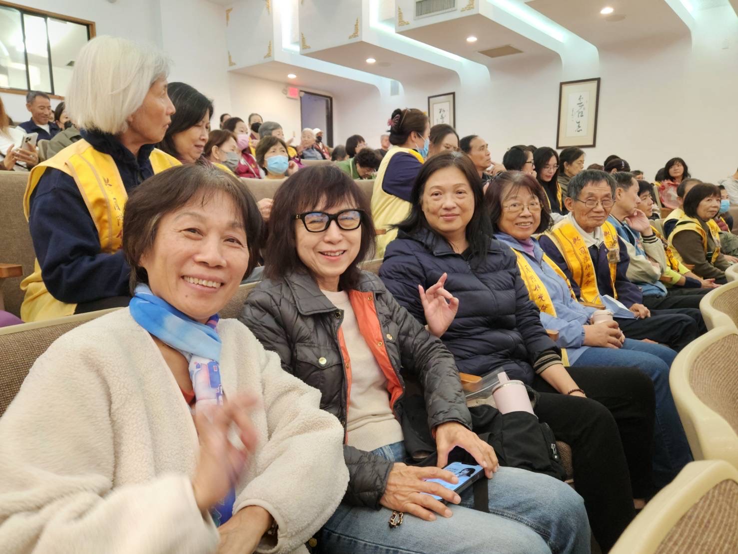 會員們提前到法堂、非常期待聆聽講座