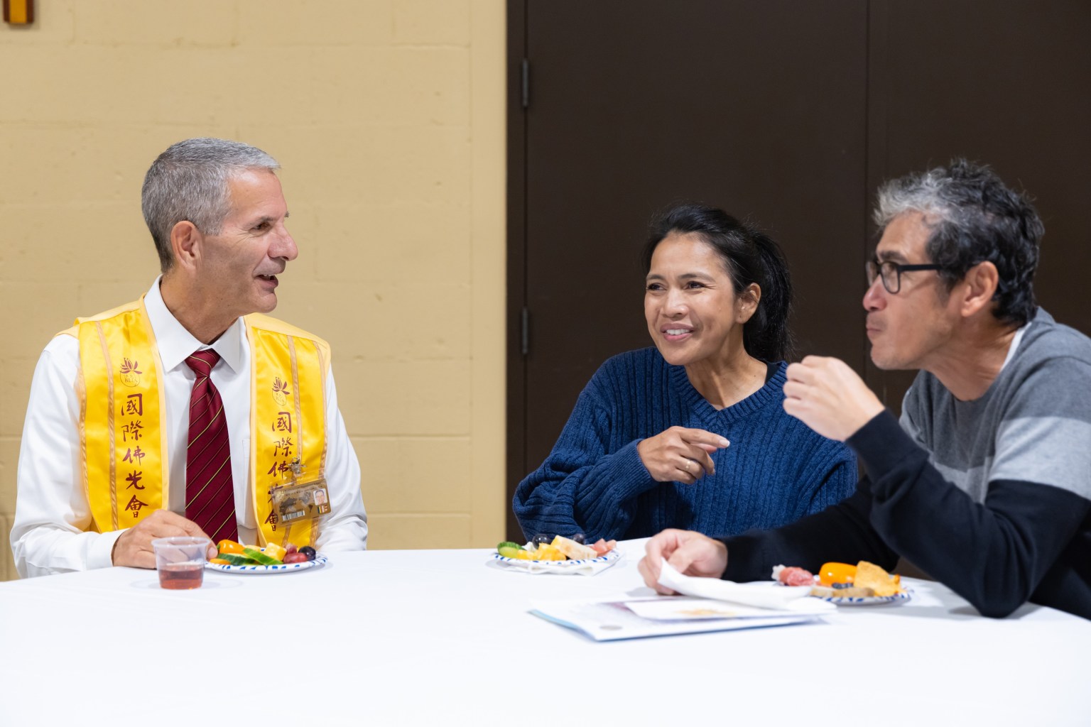 Neal Golub與各宗教代表互動。