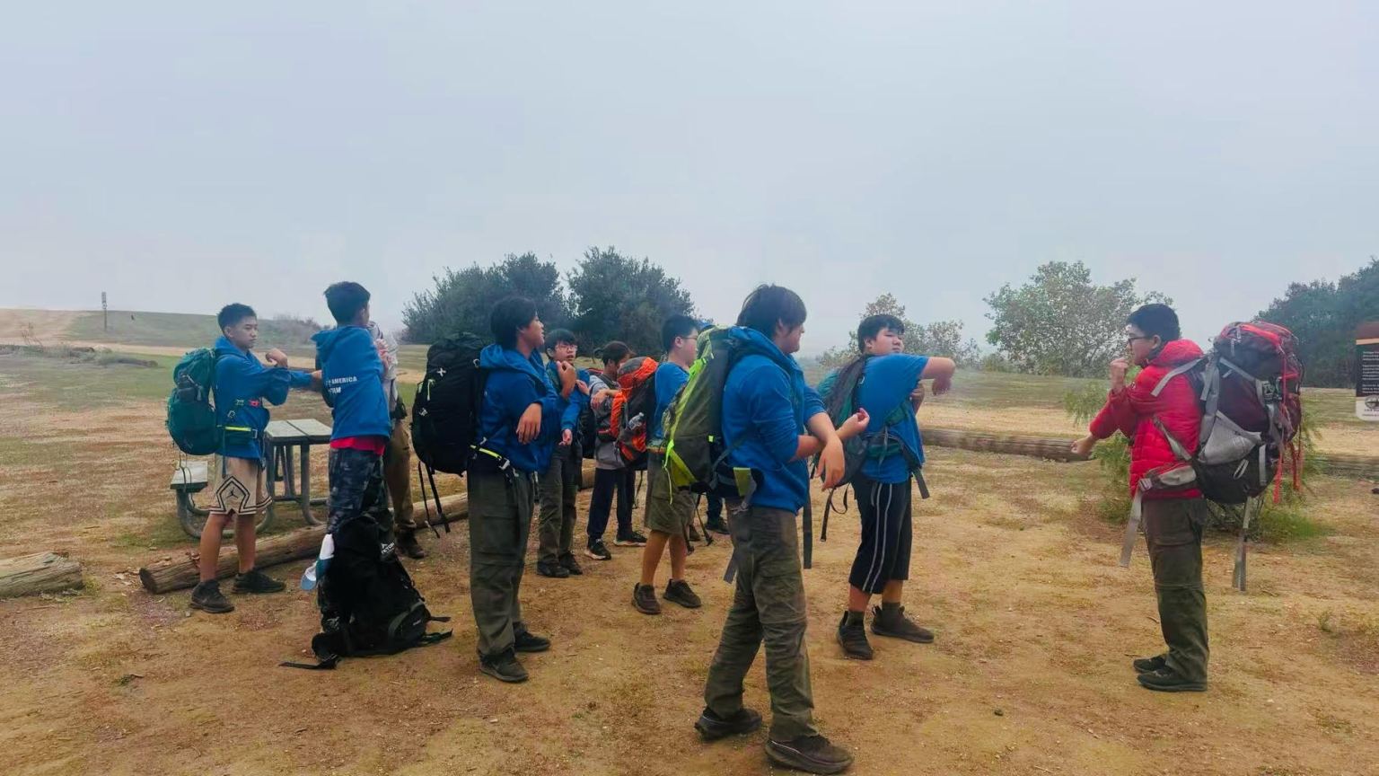 出發前男童軍團領導 Moe Yan帶領大家做暖身運動。